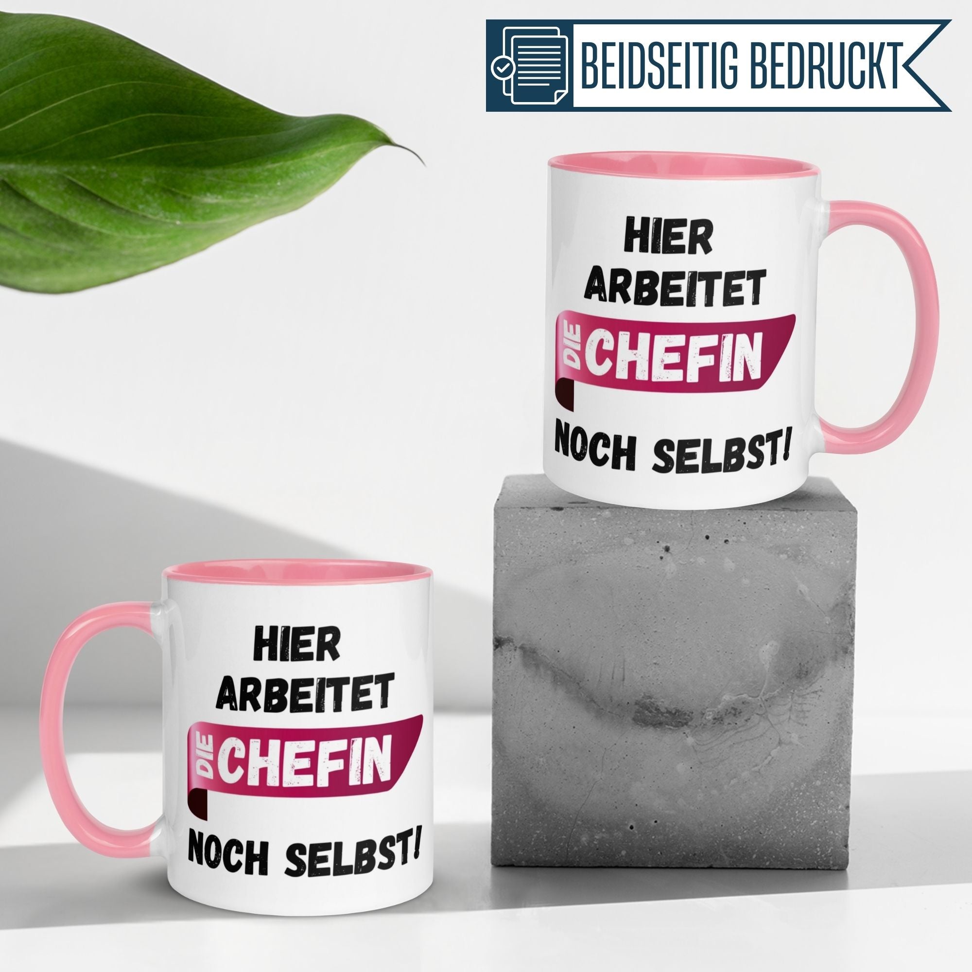 Momentals Tasse Chefin mit Spruch "Hier arbeitet die Chefin noch selbst!" in Pink-Schwarz, perfekt für Geschenkideen.