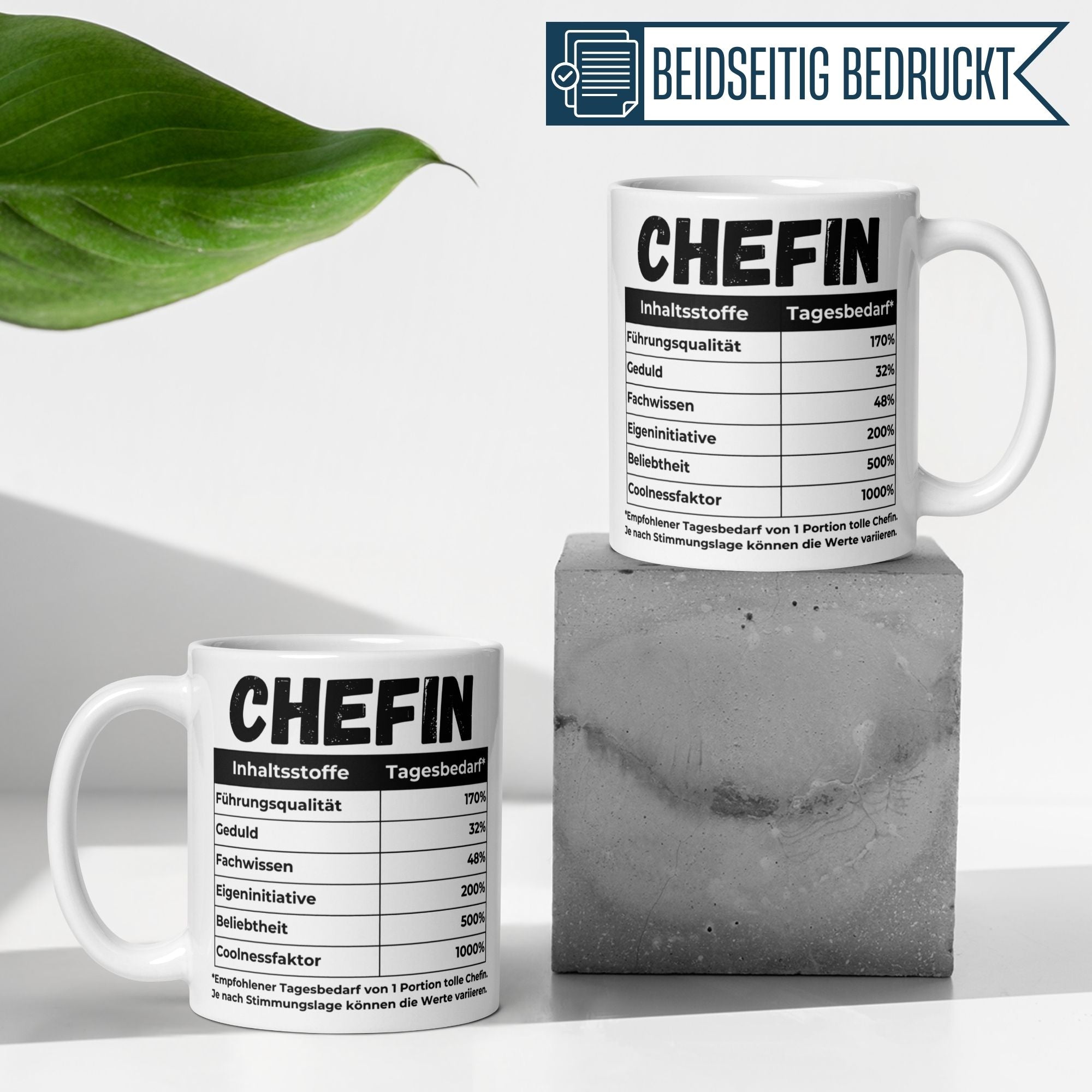 Momentals Tasse Chefin mit Nährwerttabelle Humor für Abschiedsgeschenk, doppelt bedruckt auf schlichtem Hintergrund.