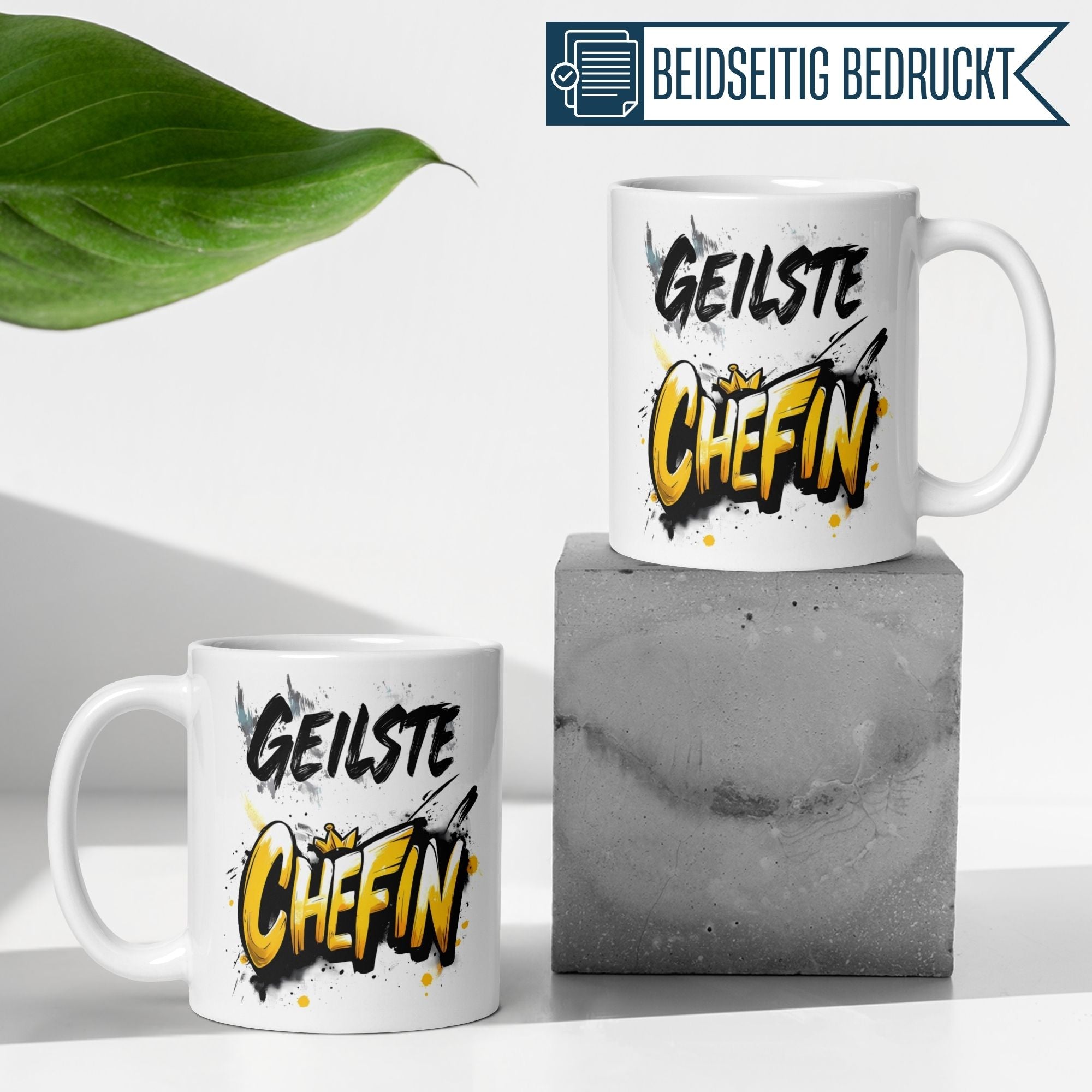 Momentals Tasse Chefin in Graffiti Optik mit Spruch 'Geilste Chefin' auf stilvollem Untergrund.