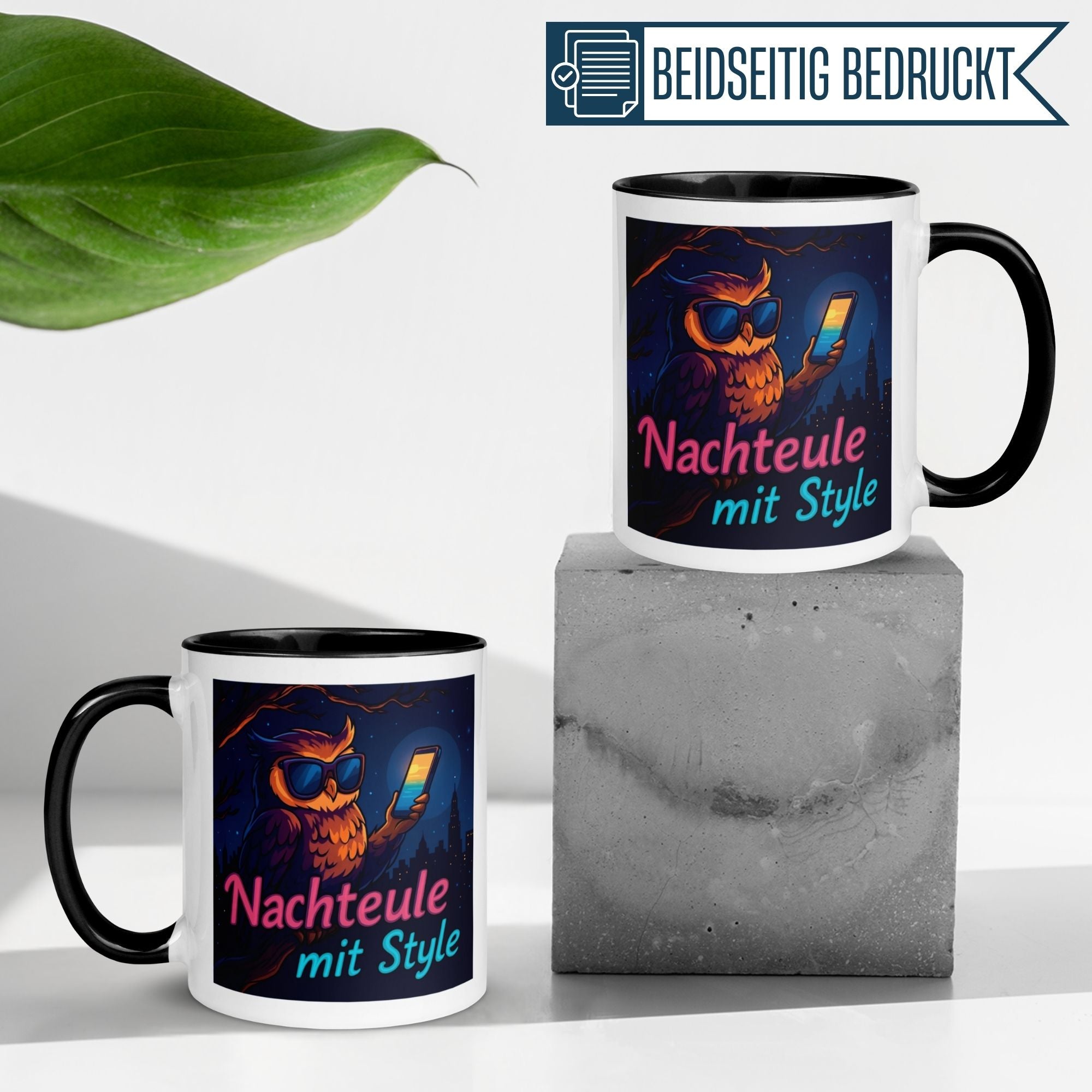 Momentals Tasse mit Eule und Sonnenbrille, „Nachteule mit Style", beidseitig bedruckt, auf grauem Sockel.