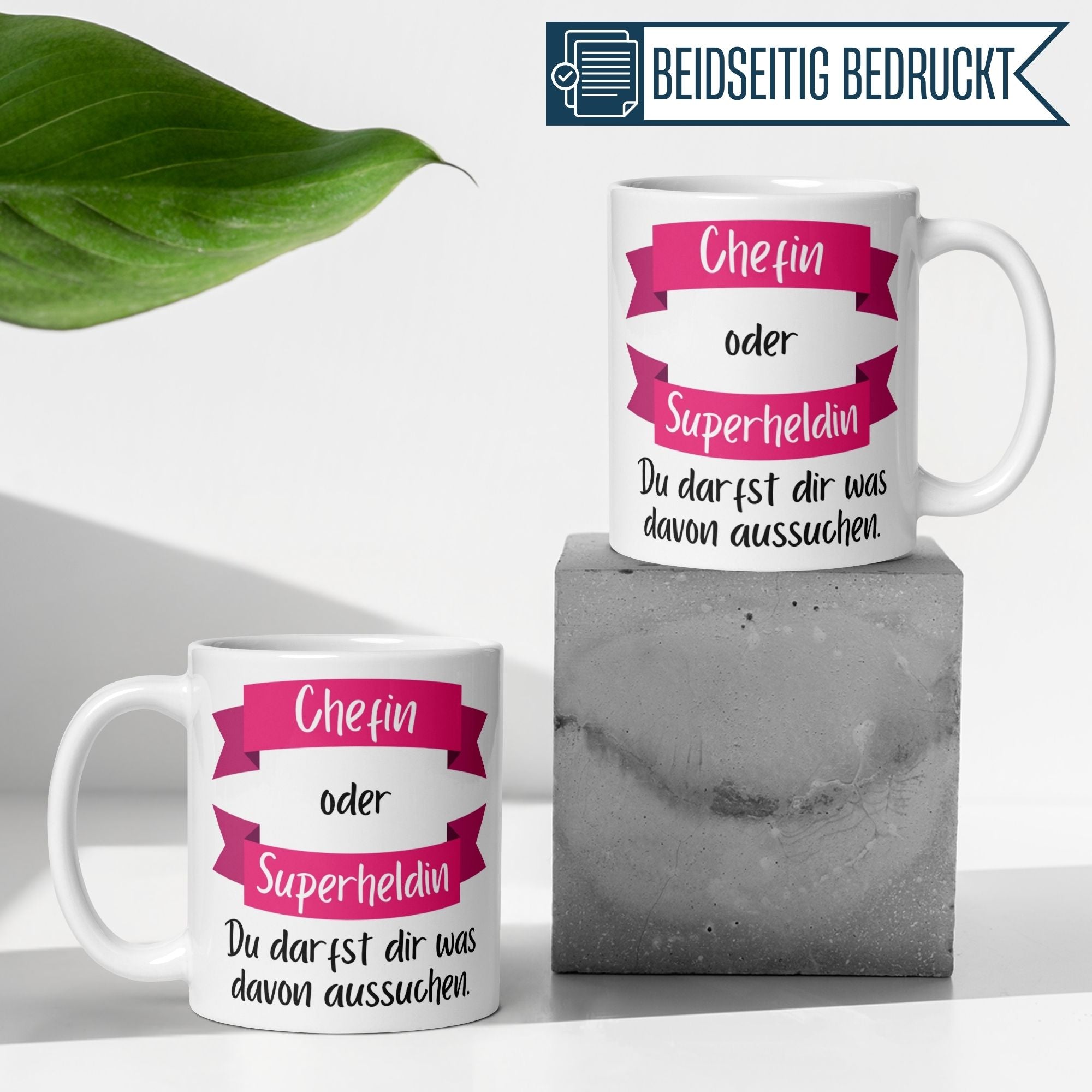 Momentals Tasse Chefin mit Spruch "Chefin oder Superheldin" auf dekorativem Hintergrund