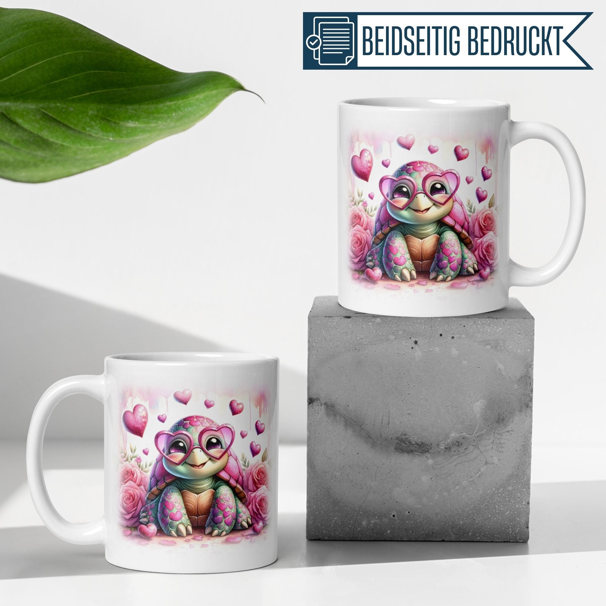 Momentals Tasse mit Schildkröte in Herzbrille und rosa Rosen, perfekte Geschenkidee für Verliebte.