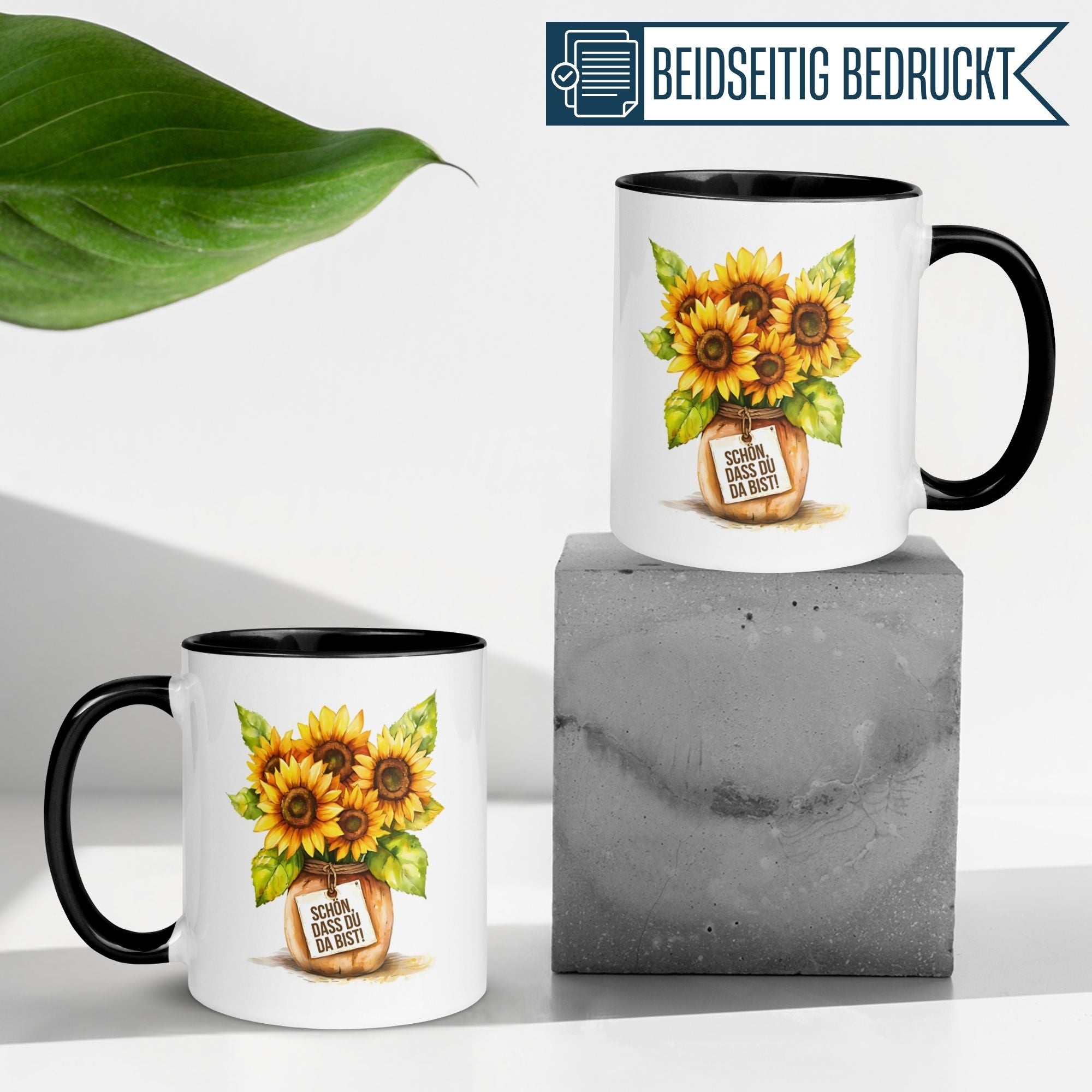 Momentals® Tasse mit Sonnenblumen-Motiv und Dankesbotschaft "Schön, dass du da bist!" auf Betonunterlage.