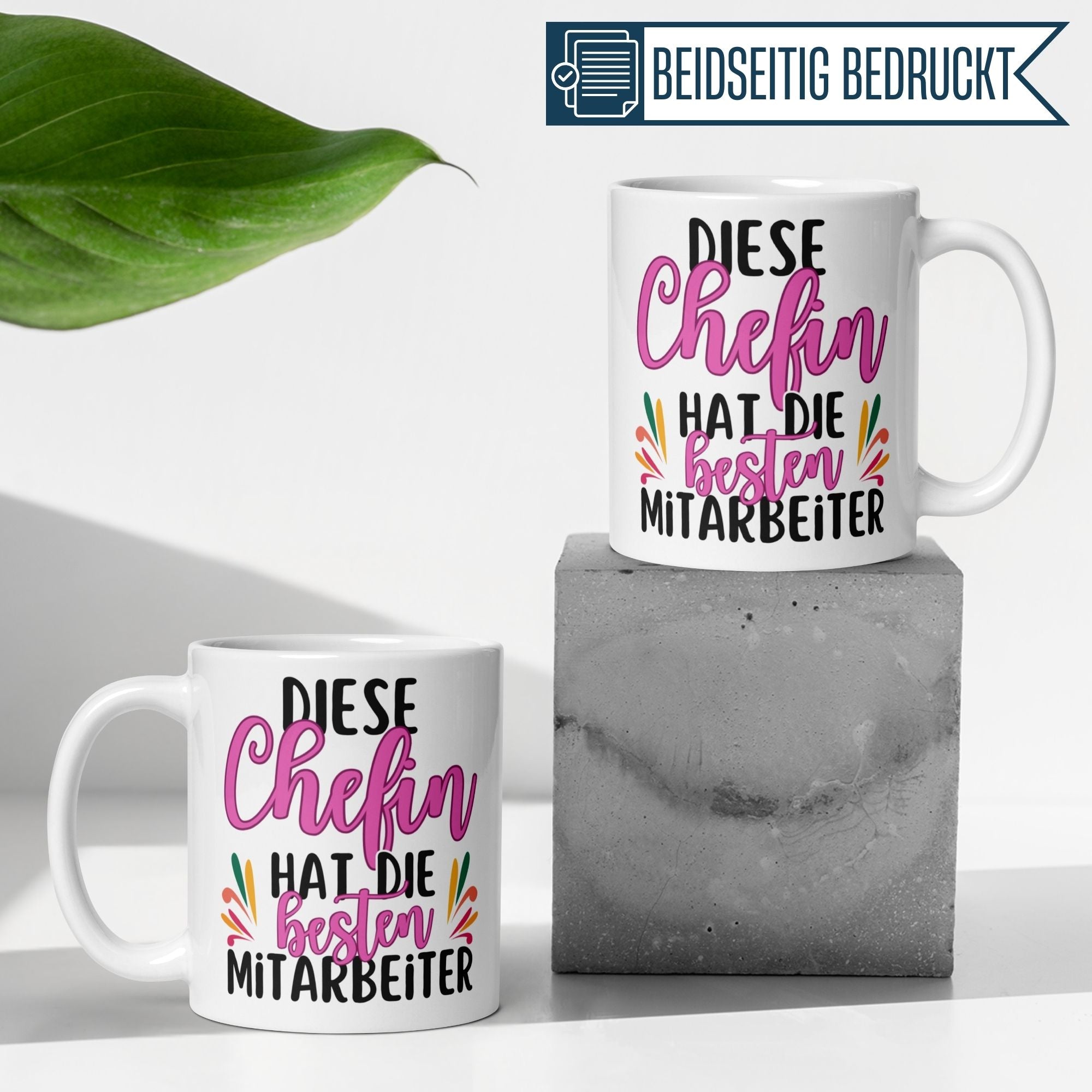 Momentals Tasse für Chefin mit Spruch 'Diese Chefin hat die besten Mitarbeiter', farbenfrohes Design.