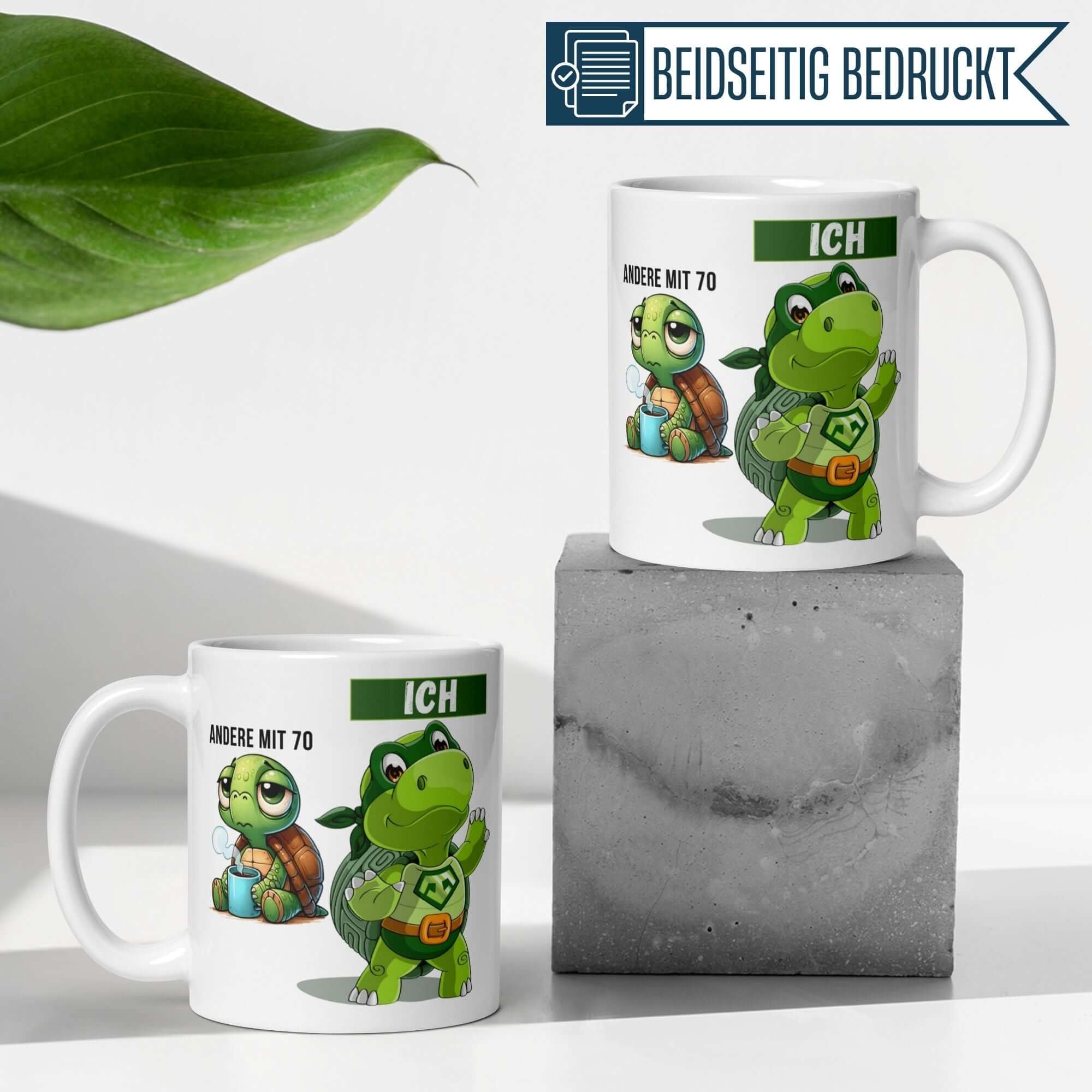 Tasse für den 70. Geburtstag mit Schildkröten-Motiv: müde Schildkröte und heldenhafte Superkröte.
