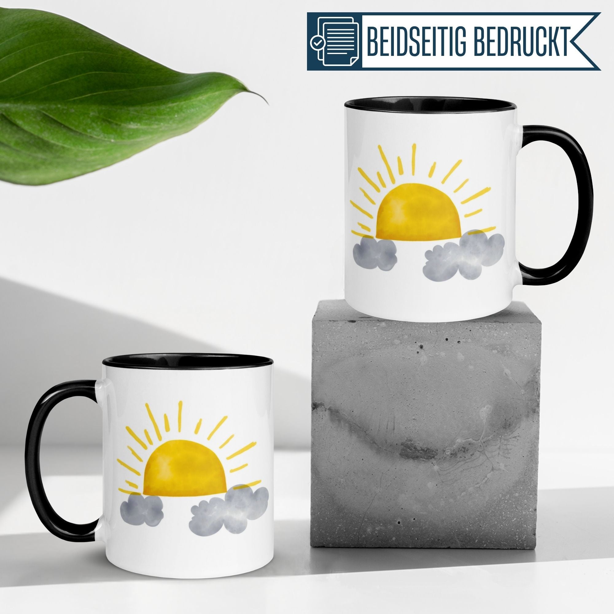 Zwei Mattweiß Tassen mit gelber Sonne und grauen Wolken auf einem Zementblock, umgeben von einer Pflanze.
