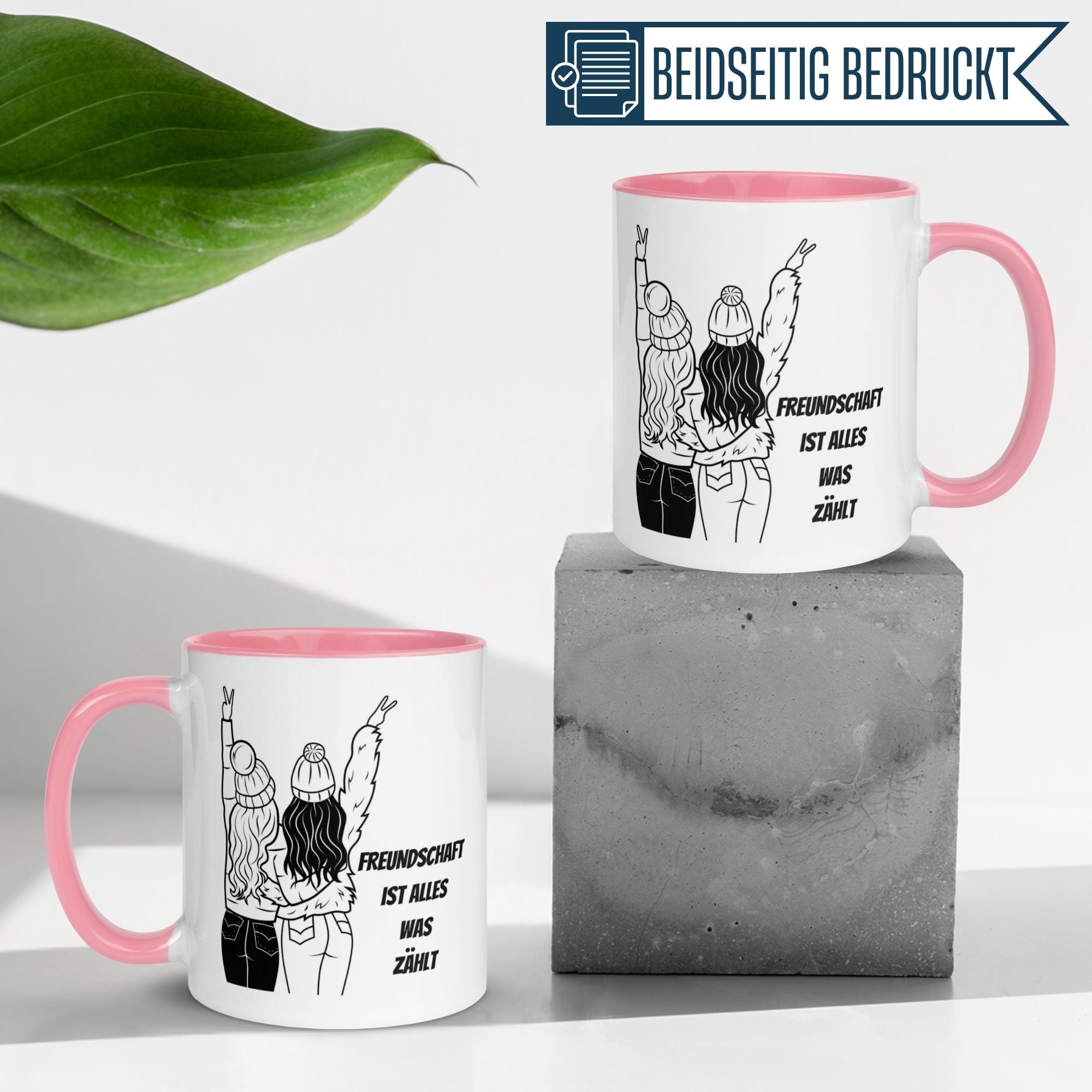 Momentals® Tasse mit Slogan 'Freundschaft ist alles was zählt', zwei Freundinnen im Winterlook, pinker Griff.