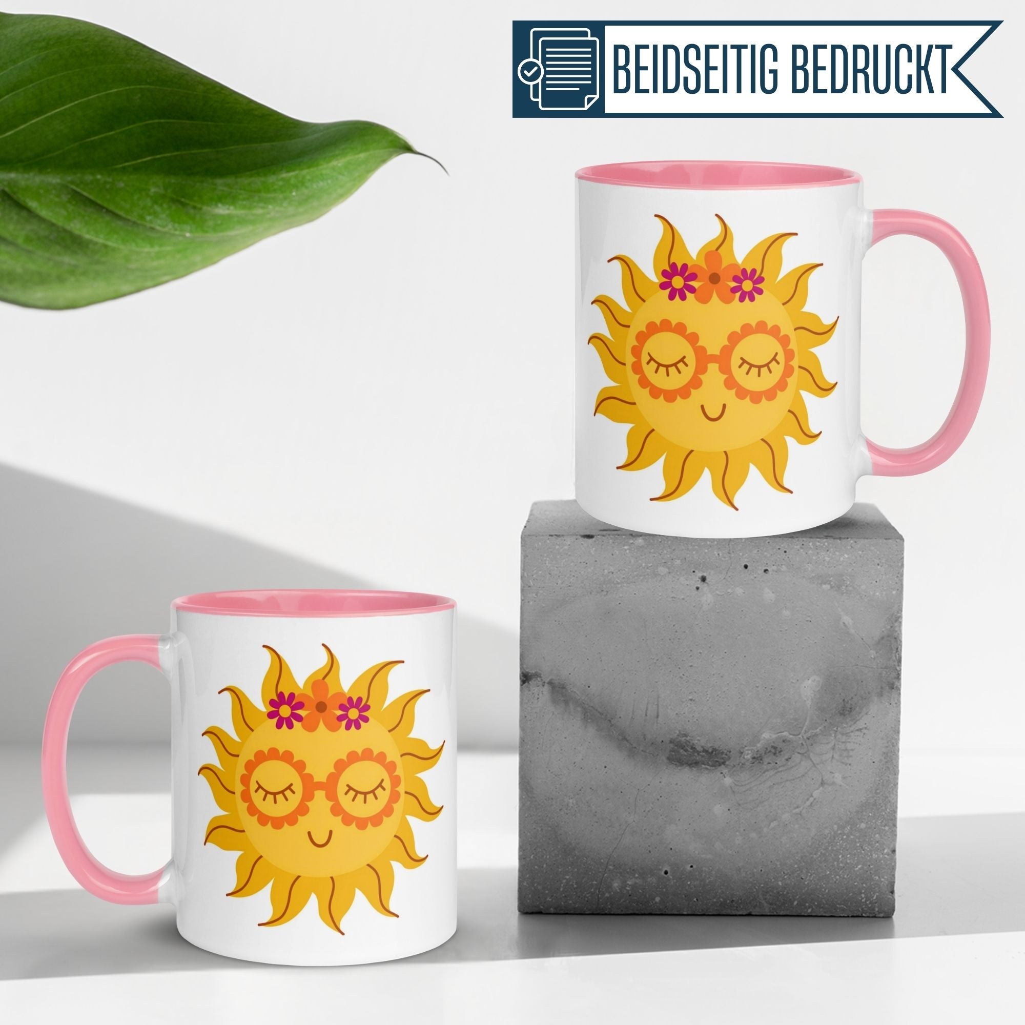 Momentals Tasse mit lächelnder Sonne, blumigen Vibes und pinkem Henkel auf stilvollem Hintergrund.