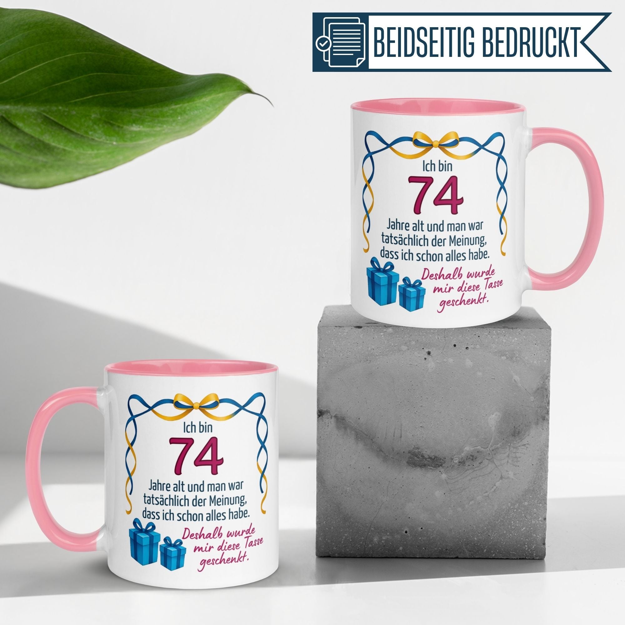 Momentals® Tasse für den 74. Geburtstag mit witzigem Spruch, rosa Henkel und beidseitigem Druck.