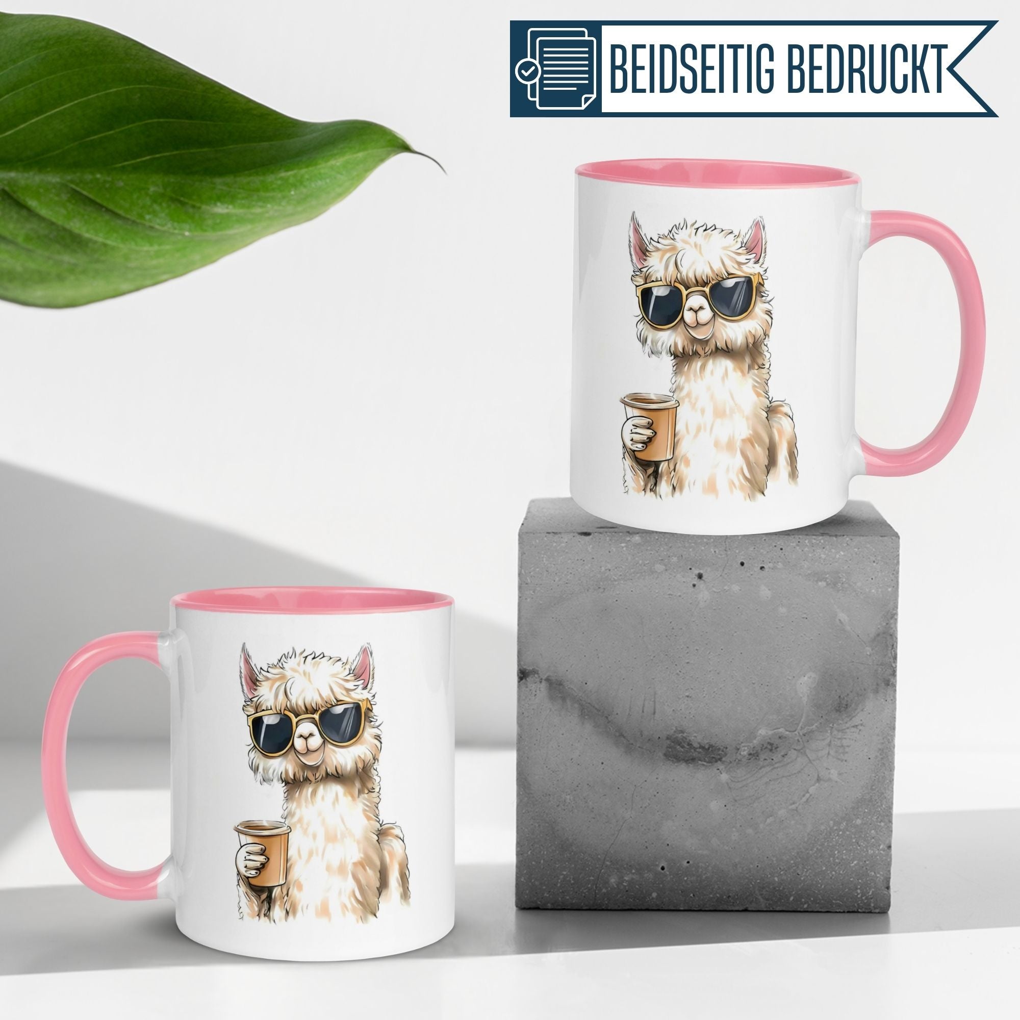 Momentals Tasse mit Alpaka in Sonnenbrille und Kaffeebecher, humorvolles Design für Tierliebhaber.