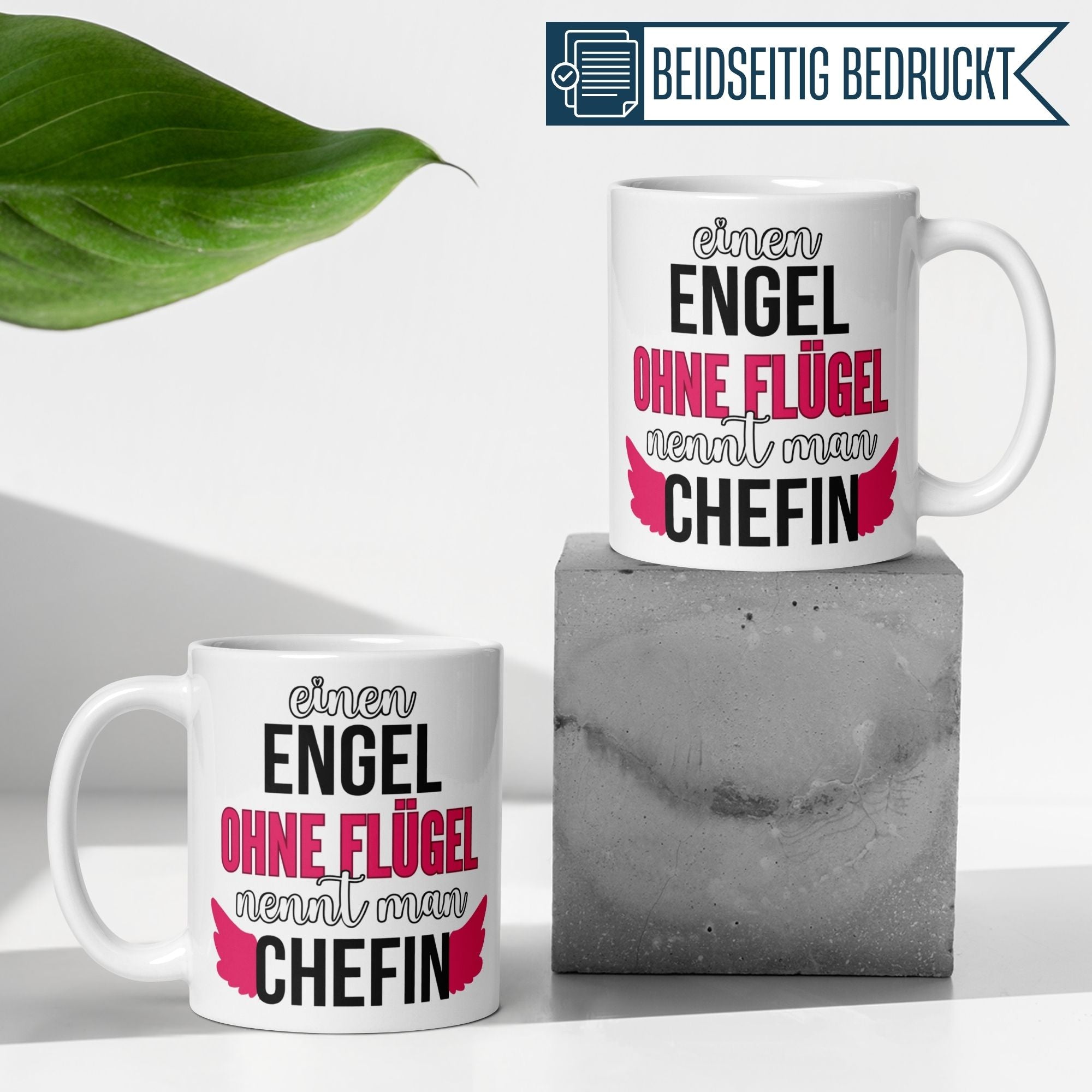 Momentals Tasse Chefin mit Spruch 'Einen Engel ohne Flügel nennt man Chefin' und pinken Engelsflügeln.