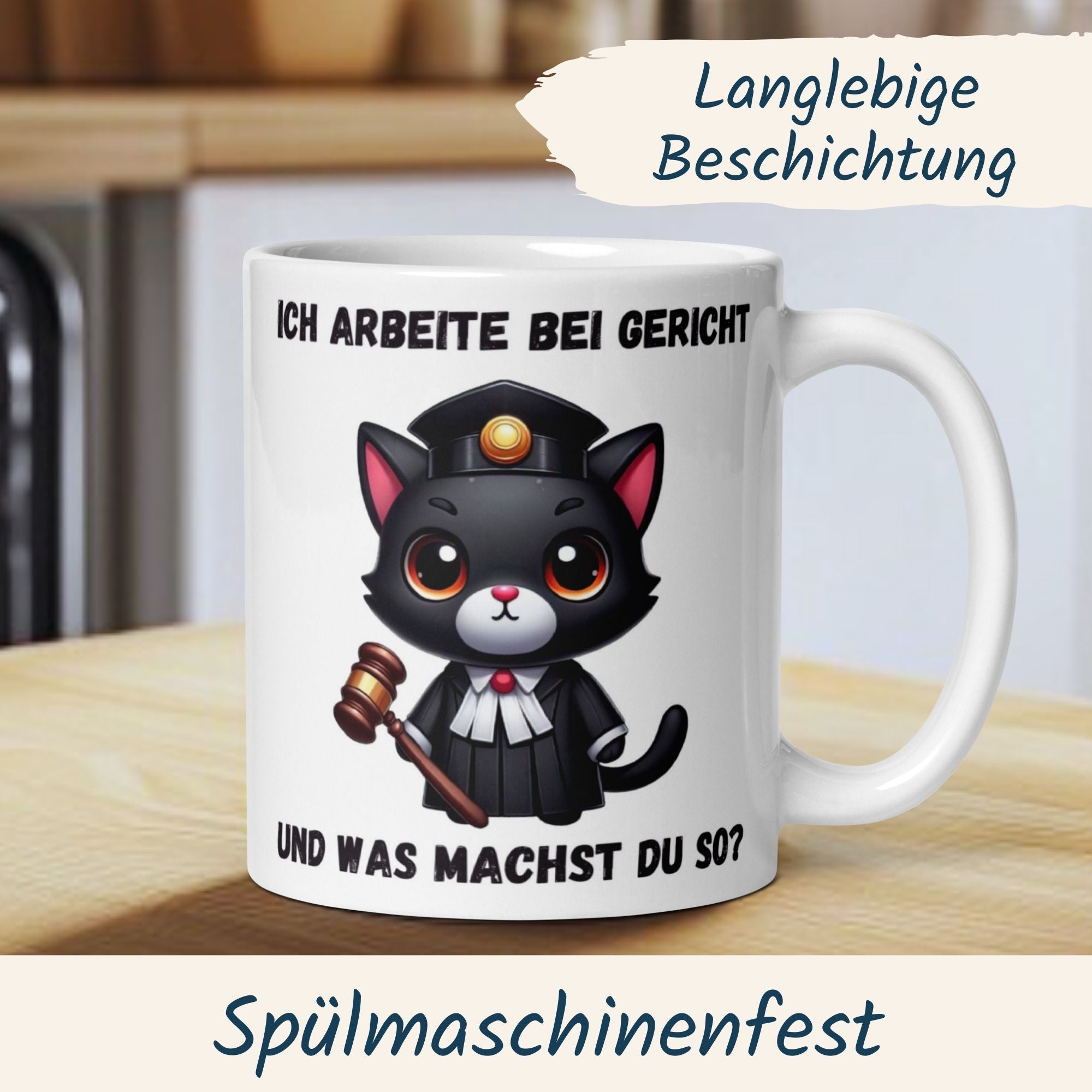 Schwarze Katzen-Tasse mit Richtermotiv und Spruch für Juristen und Katzenliebhaber.