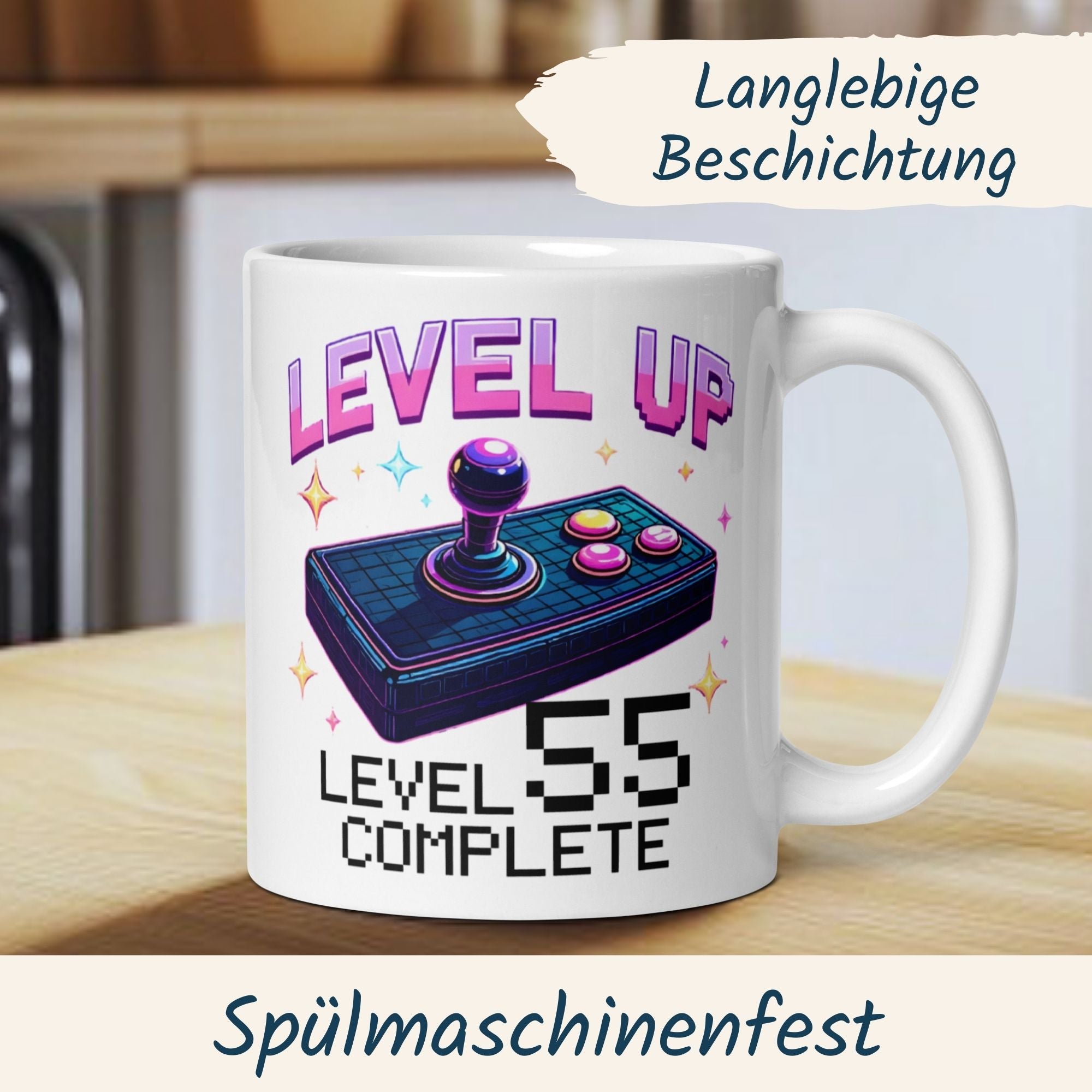 Kaffeetasse zum 55. Geburtstag mit Retro-Arcade-Design und Spruch 'Level 55 Complete' für Gamer.