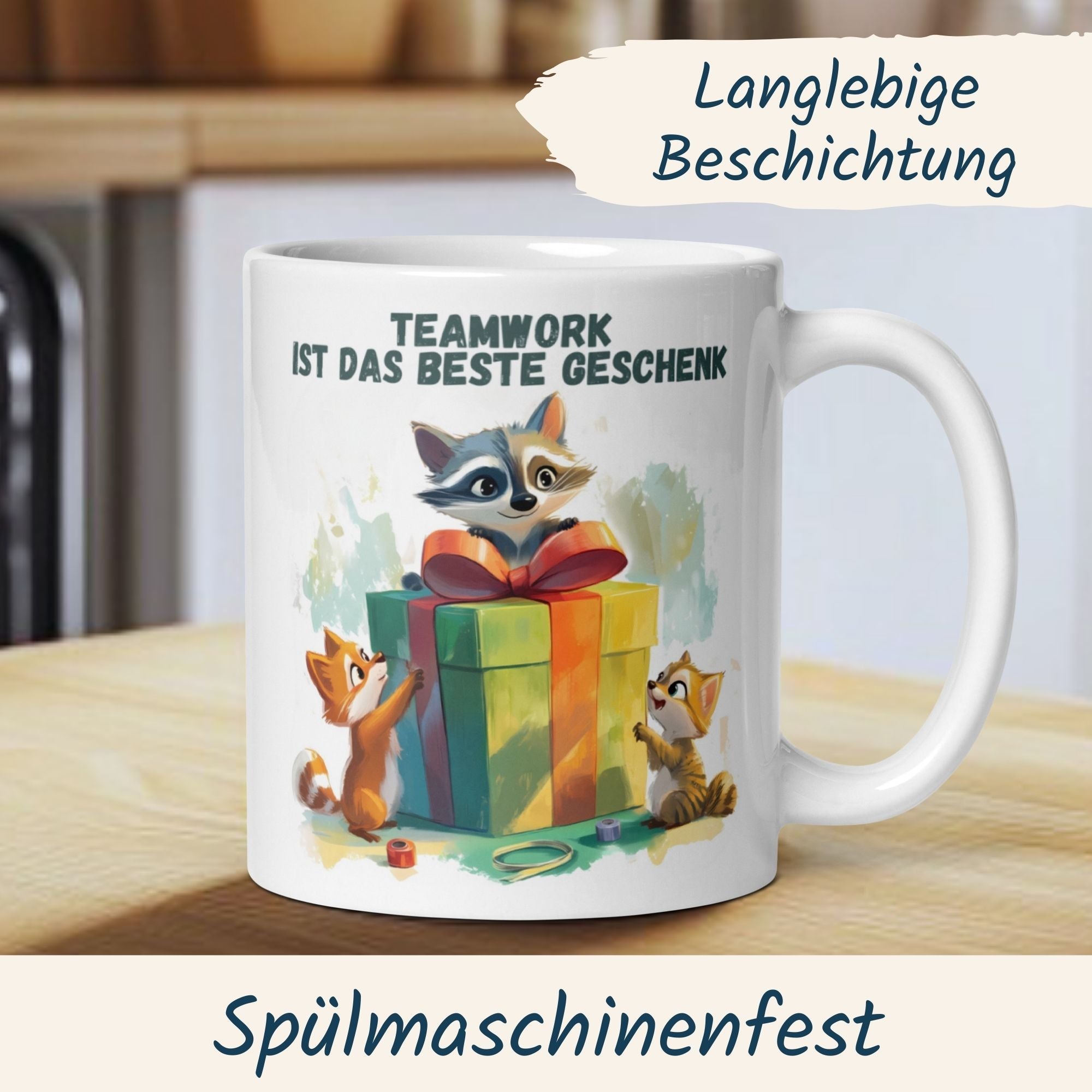 Momentals® Teamwork Tasse mit Tieren und Spruch "Teamwork ist das beste Geschenk" in einem gemütlichen Küchenambiente.
