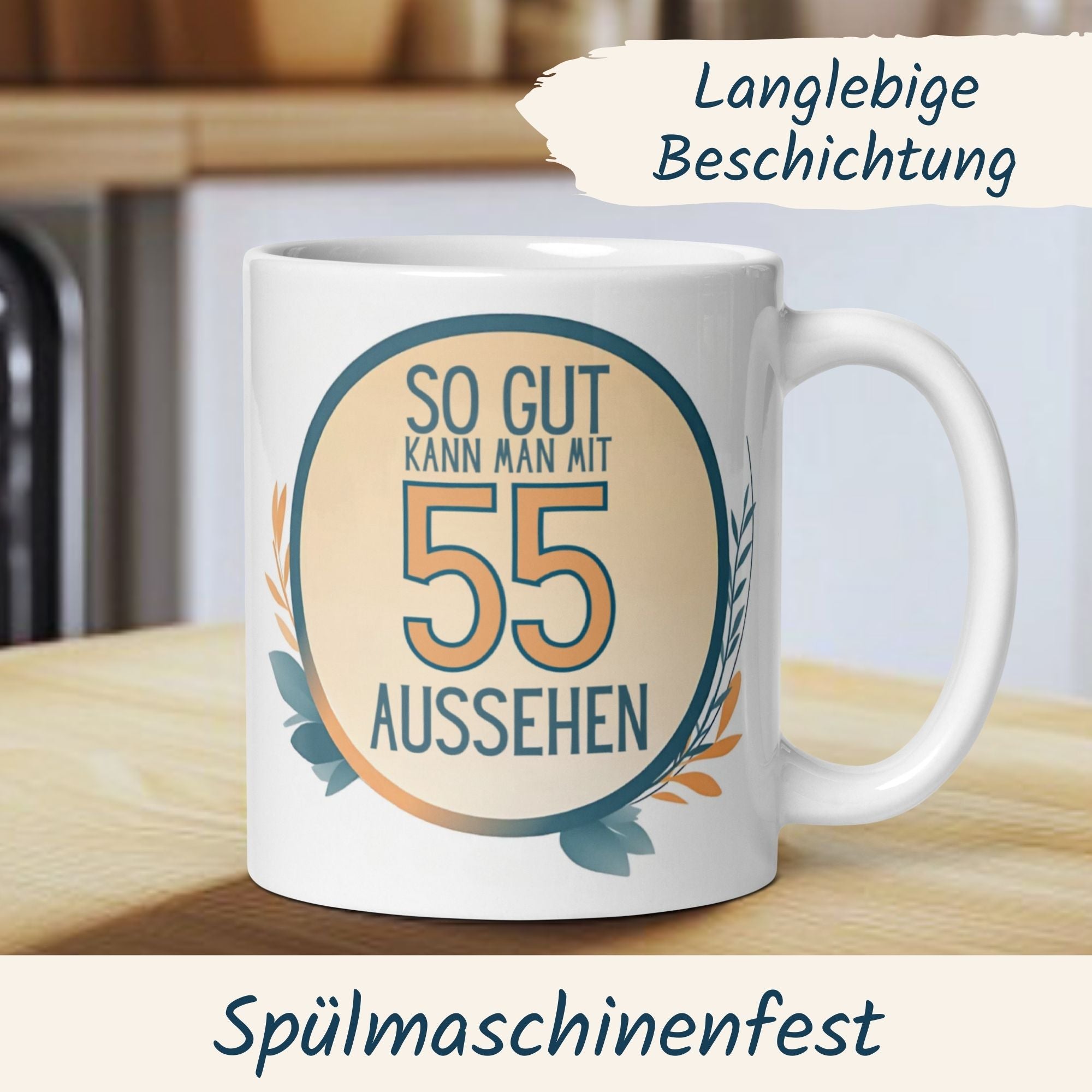 Stilvolle Tasse zum 55. Geburtstag mit humorvollem Spruch "So gut kann man mit 55 aussehen" auf einem Küchenregal.