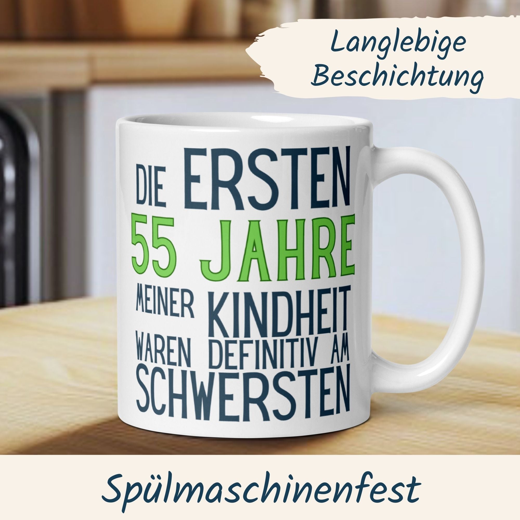 Humorvolle Tasse zum 55. Geburtstag mit Spruch über schwierige Kindheit, moderne Schriftarten in ansprechendem Design.