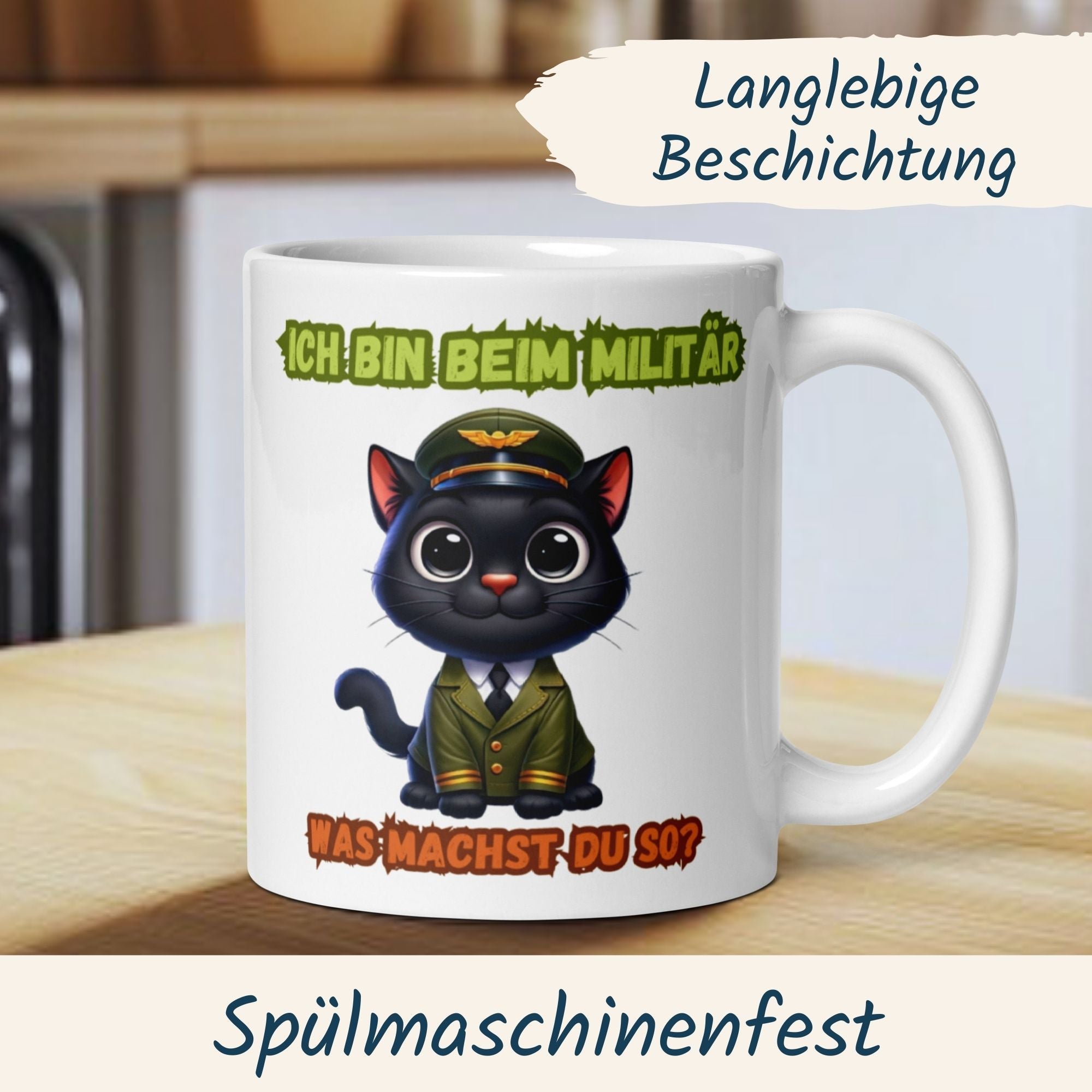 Schwarze Katze in Militäruniform auf Tasse mit Spruch "Ich bin beim Militär - Was machst du so?"