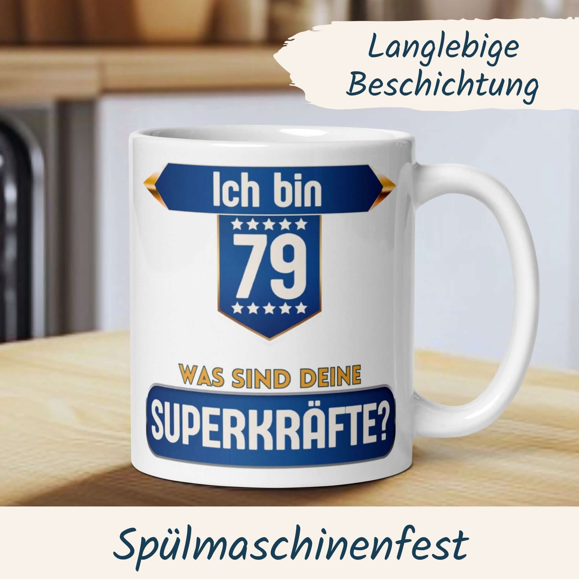 Momentals® Tasse zum 79. Geburtstag mit Spruch „Ich bin 79 – Was sind deine Superkräfte?“ auf stilvollem Hintergrund.