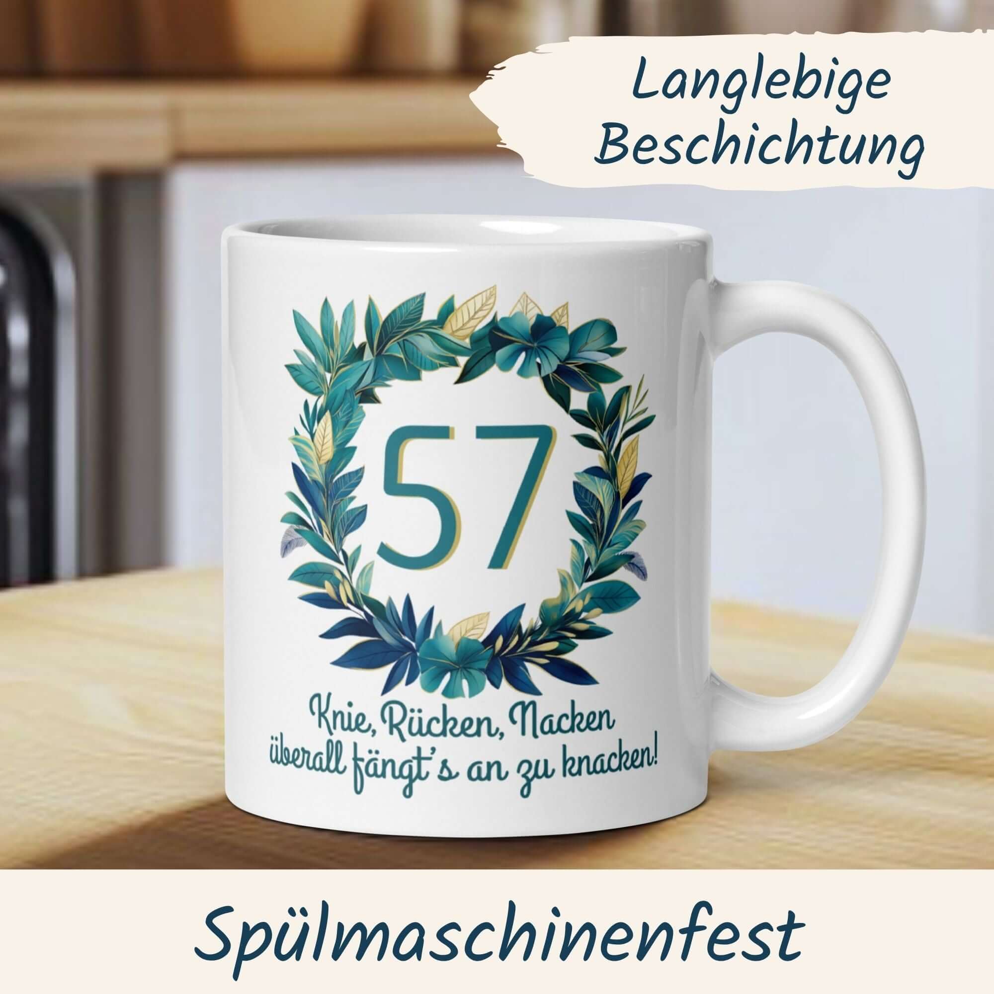 Momentals® Tasse 57. Geburtstag | Kranz & Spruch | Knie Rücken Nacken - überall fängts an zu knacken • Momentals