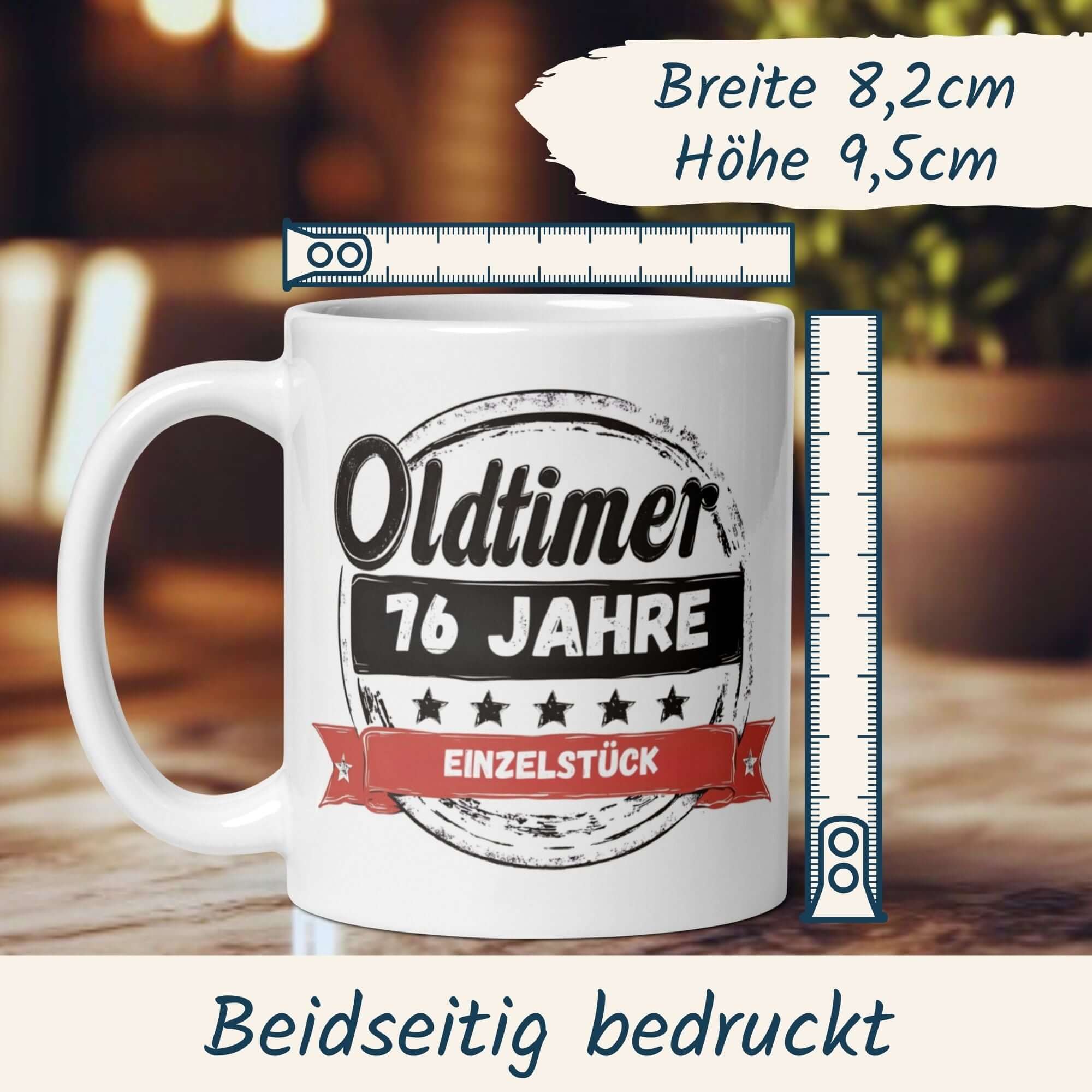 Oldtimer Tasse zum 76. Geburtstag, beidseitig bedruckt mit Retro-Design und humorvollem Spruch.