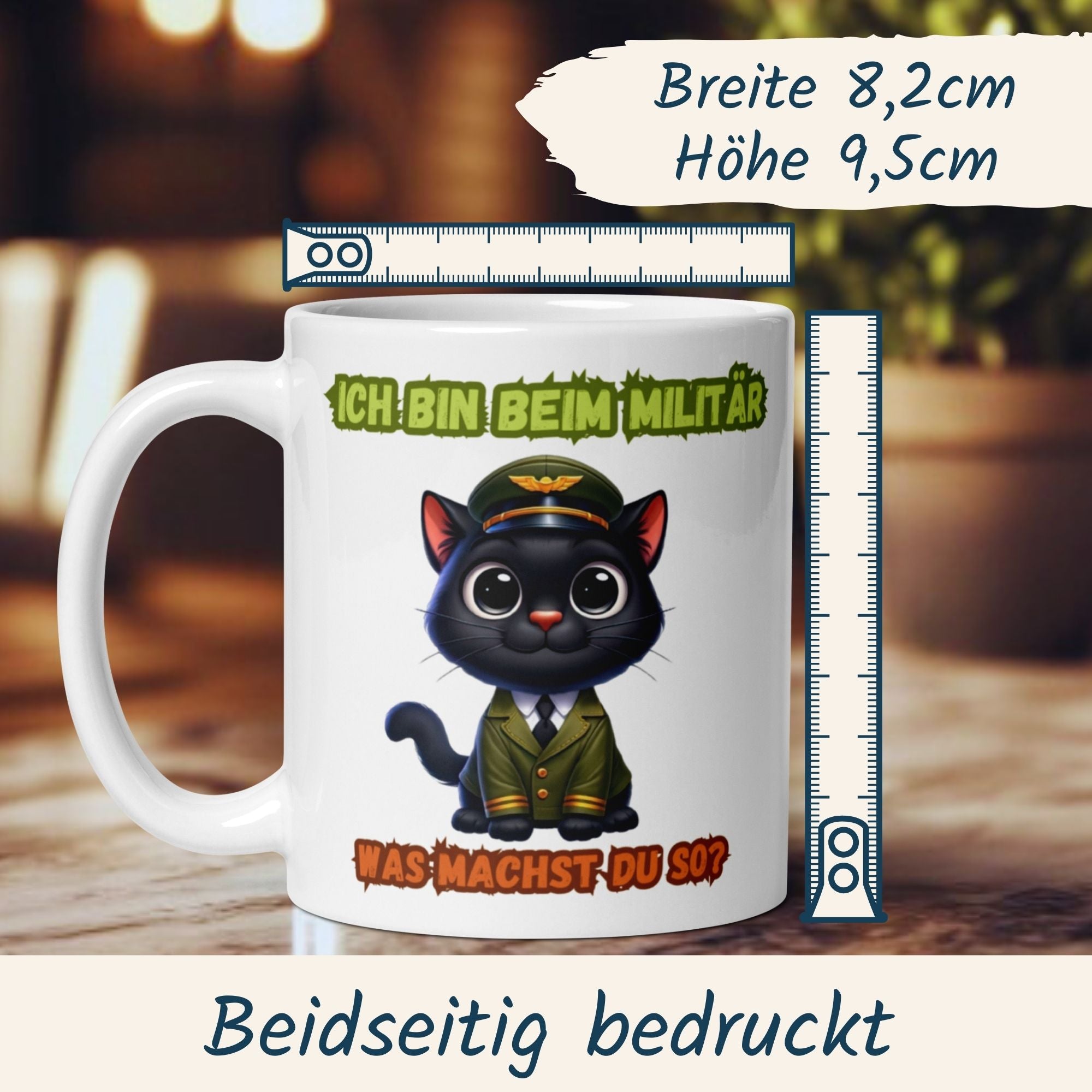 Weißer Kaffeebecher mit schwarzer Katze in Militäruniform und Spruch 'Ich bin beim Militär, was machst du so?'. Beidseitig bedruckt.