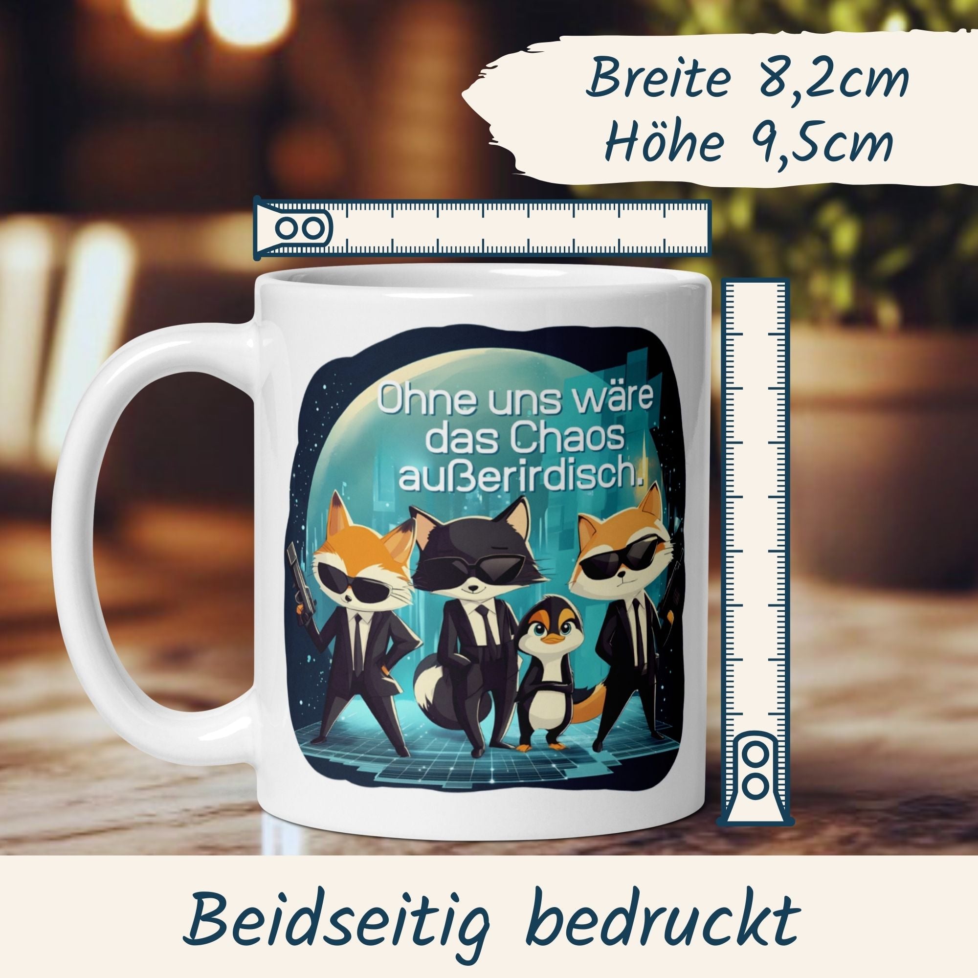 Humorvolle Tasse Teamwork mit dem Spruch "Ohne uns wäre das Chaos außerirdisch" und tierischen Agenten.