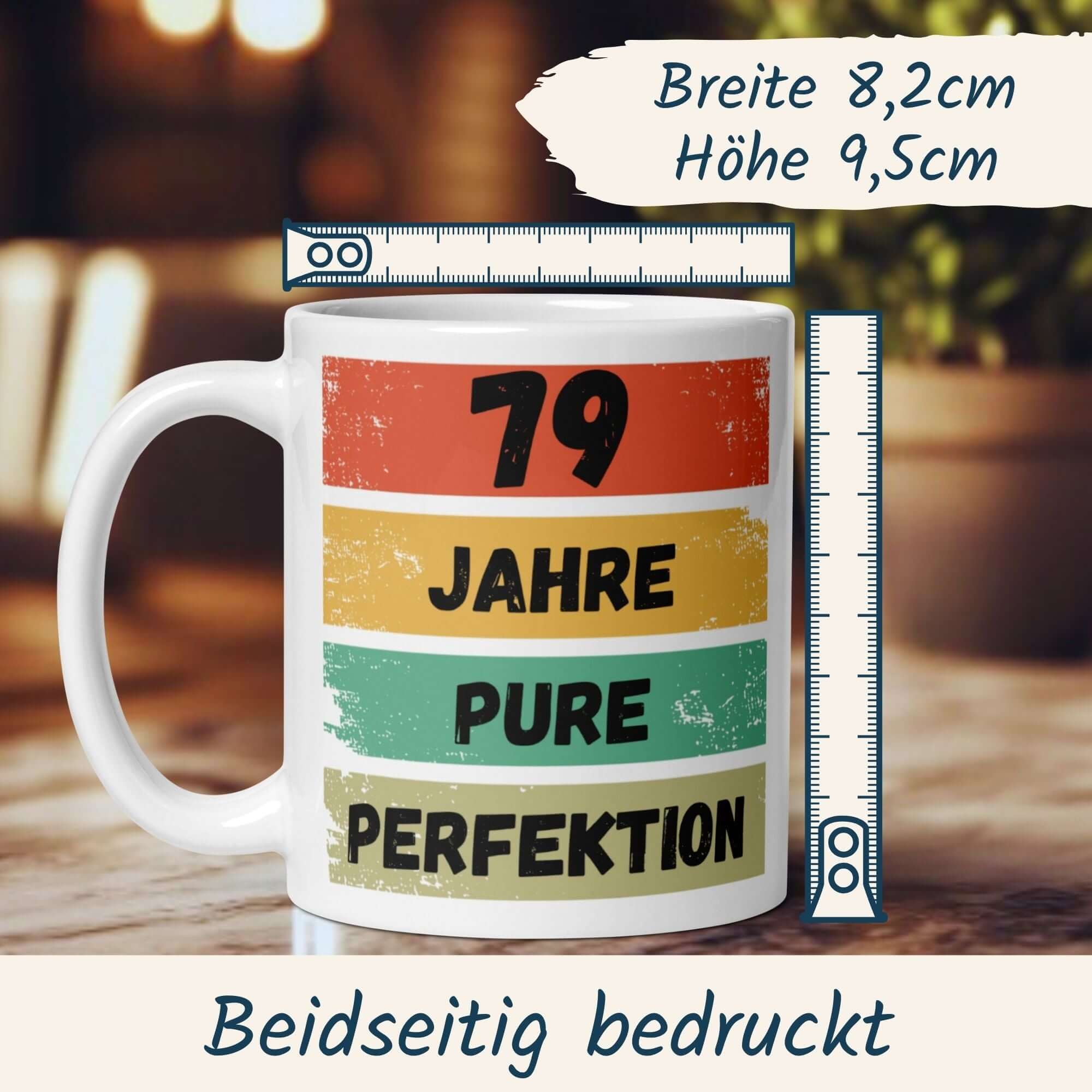 Momentals Tasse zum 79. Geburtstag mit farbenfrohem Spruch „79 Jahre pure Perfektion“, hochwertig bedruckt.