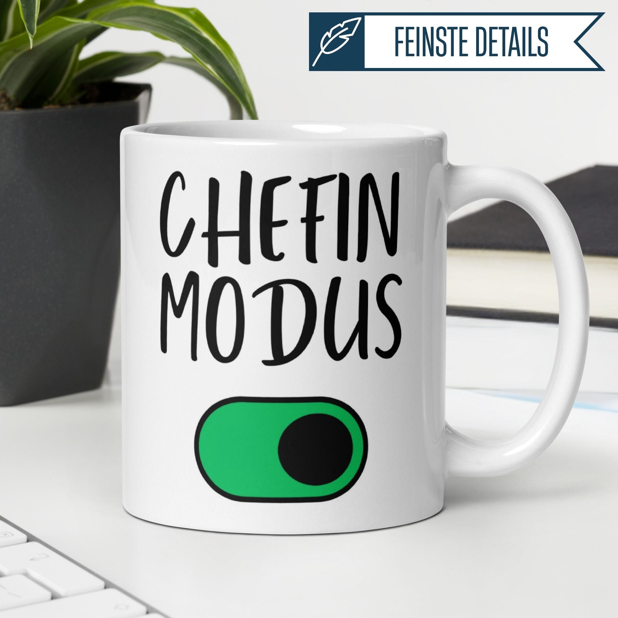 Momentals Tasse mit dem Spruch "Chefin Modus" und grünem Einschaltknopf für humorvolle Abschiede