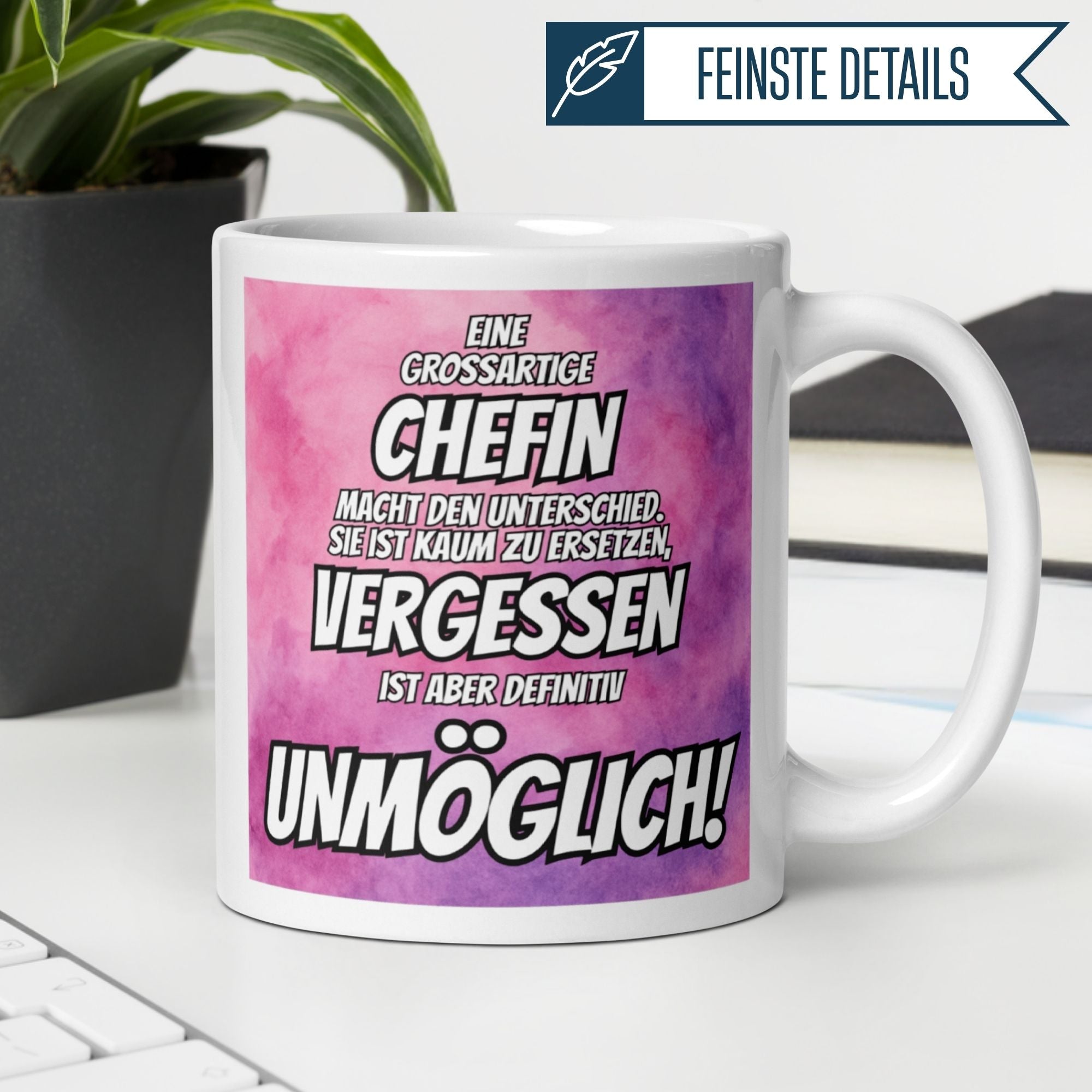Momentals Tasse Chefin mit humorvollem Spruch für Abschied und Wertschätzung in Pink-Lila-Aquarell-Design.