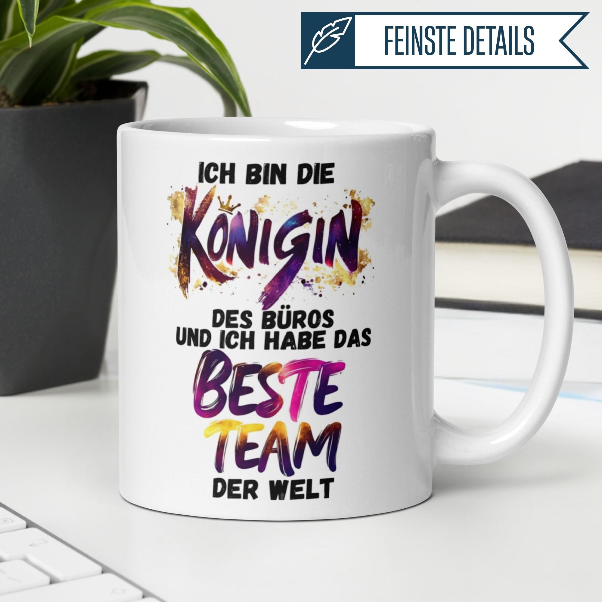 Momentals Tasse Chefin mit Spruch "Königin des Büros und bestes Team der Welt" auf weißem Hintergrund.