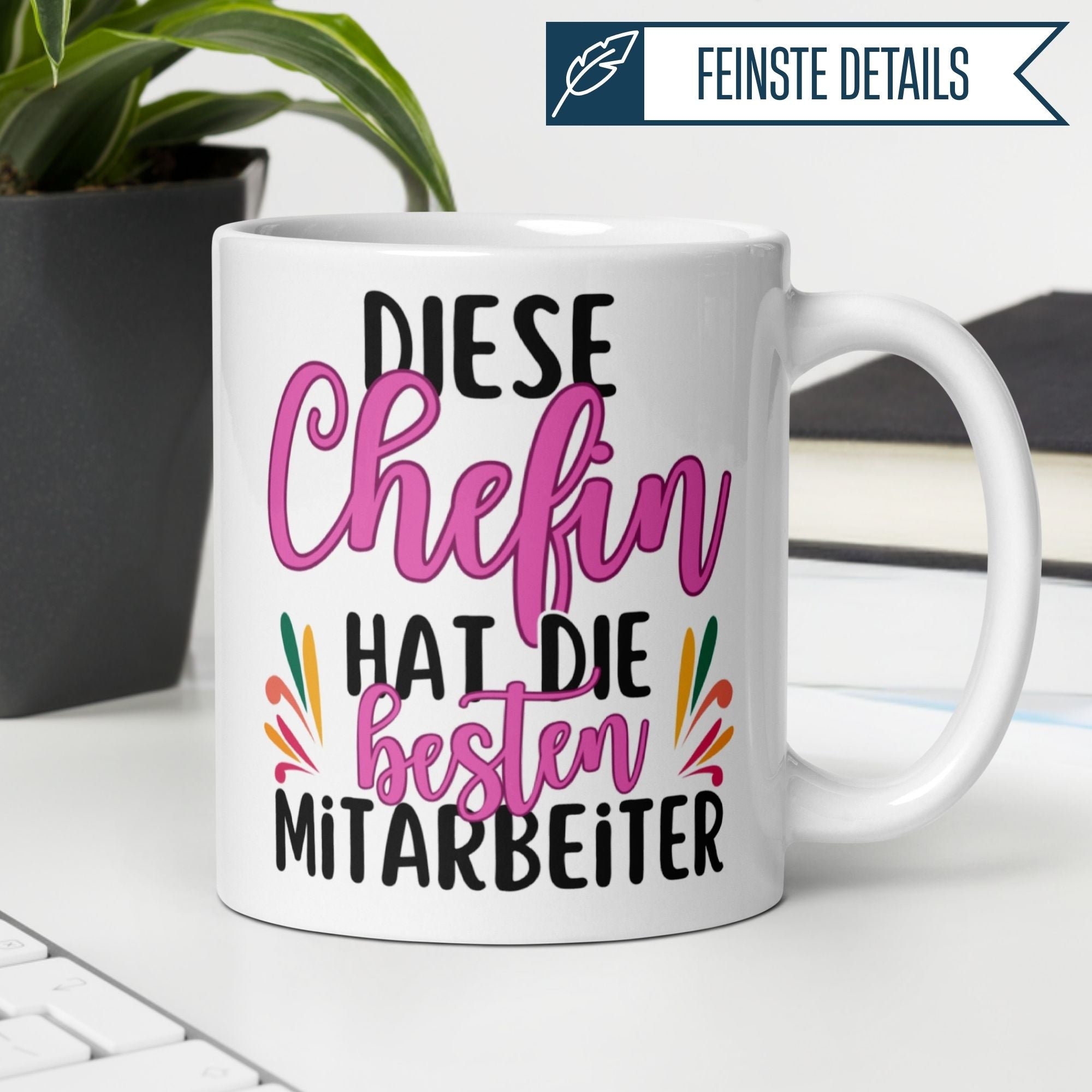 Momentals® Tasse Chefin mit Spruch "Diese Chefin hat die besten Mitarbeiter" auf einem Tisch.