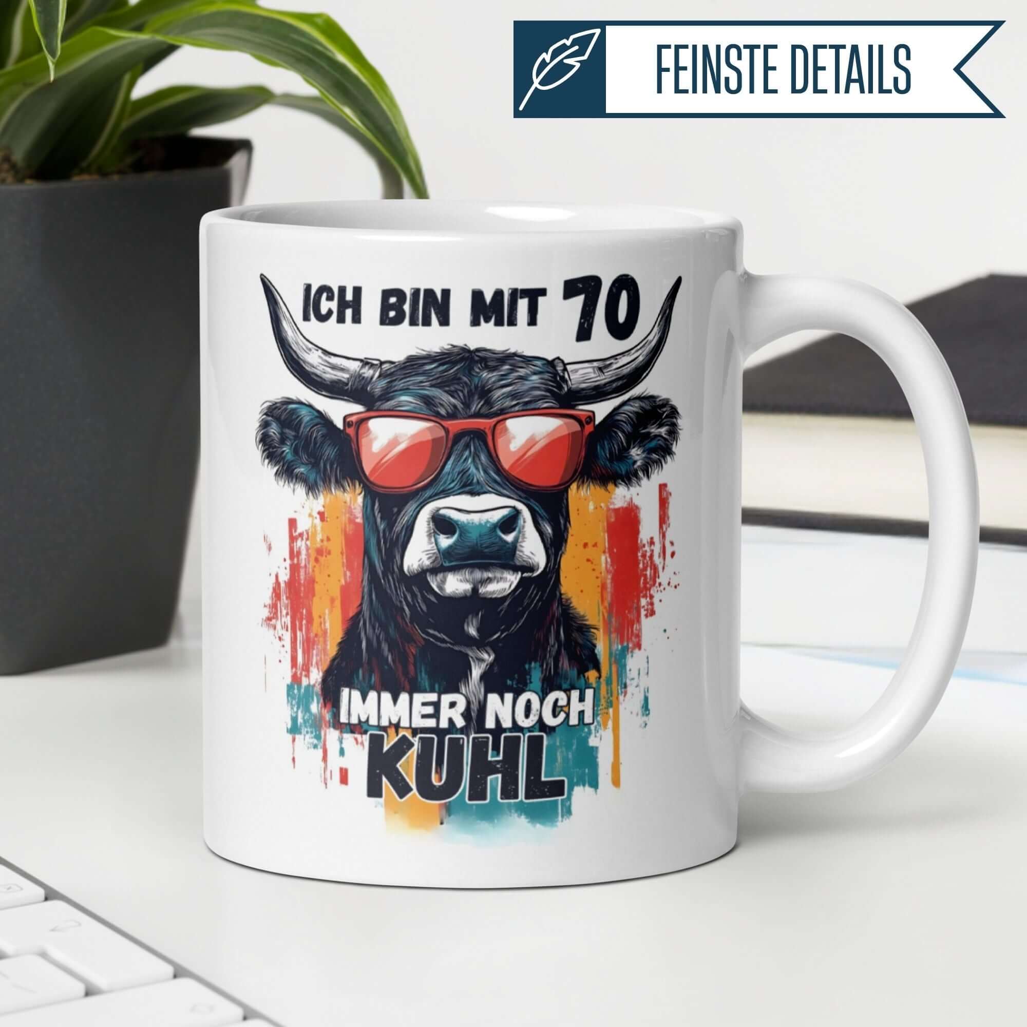 Momentals® Tasse mit Kuh-Motiv und Spruch: "Ich bin mit 70 immer noch kuhl".