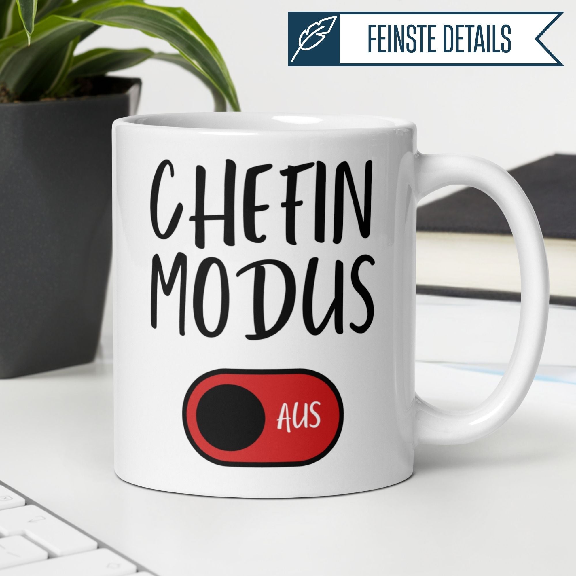 Momentals Tasse Chefin mit Spruch "Chefin Modus AUS" auf weißem Hintergrund, humorvolles Geschenk für Chefin.