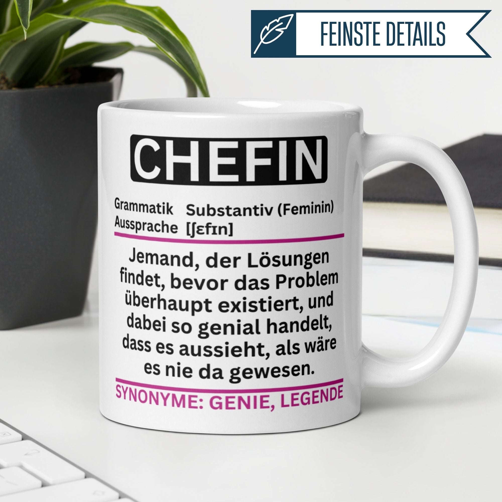 Momentals® Tasse Chefin mit humorvollem Definitionstext über Problemlösungen und Respekt.