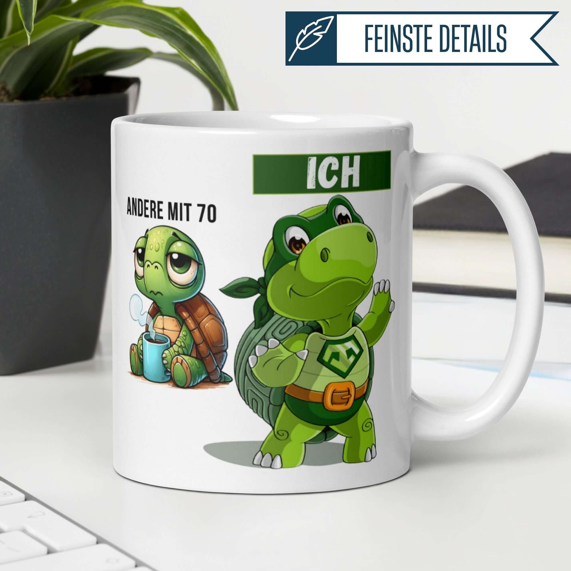 Momentals Tasse mit Schildkröte, die den 70. Geburtstag feiert: müde vs. heldenhafte Superkröte.