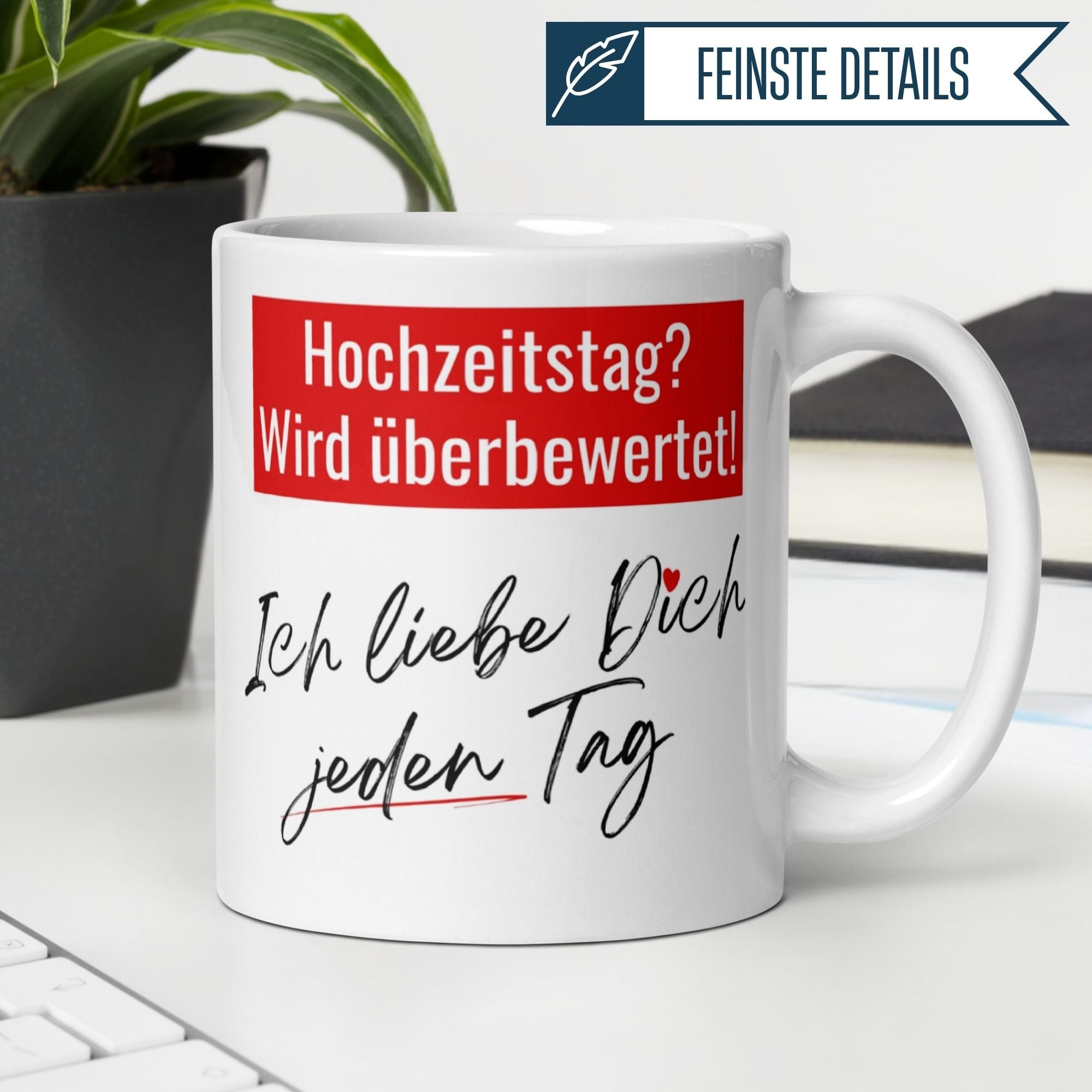 Momentals® Tasse mit Spruch "Hochzeitstag? Wird überbewertet! Ich liebe dich jeden Tag" für romantische Anlässe.