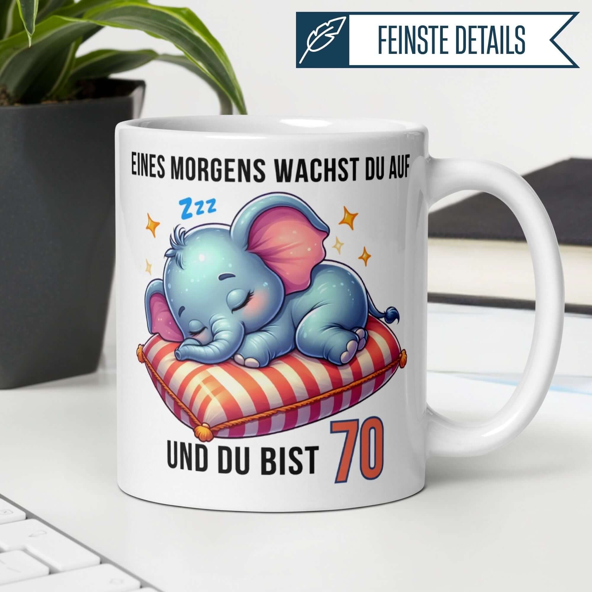 Tasse zum 70. Geburtstag mit schlafendem Elefanten und witzigem Spruch für einen gemütlichen Morgen.