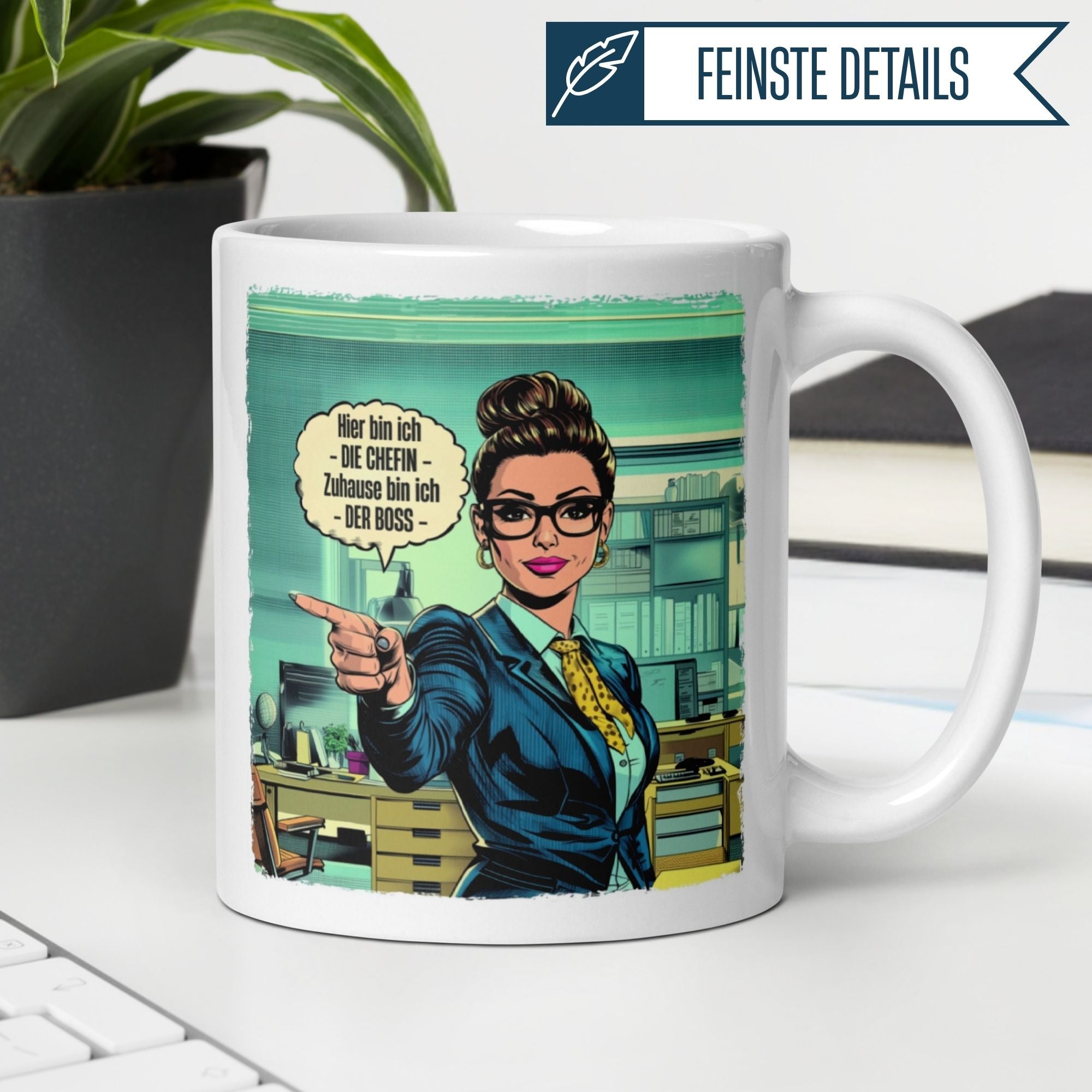 Momentals Tasse Chefin mit Comic-Motiv und Spruch "Hier bin ich die Chefin – Zuhause bin ich der Boss".