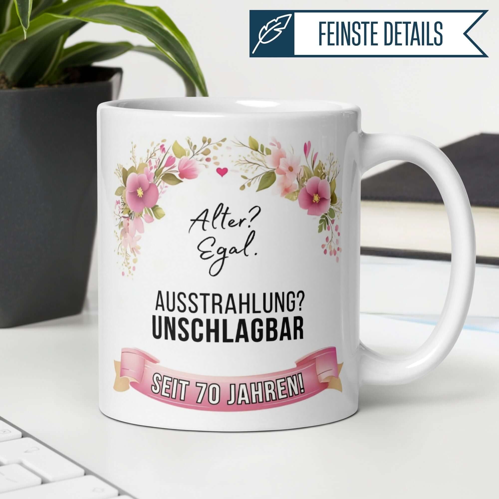 Momentals® Keramiktasse zum 70. Geburtstag mit Blumendesign und humorvollem Spruch.