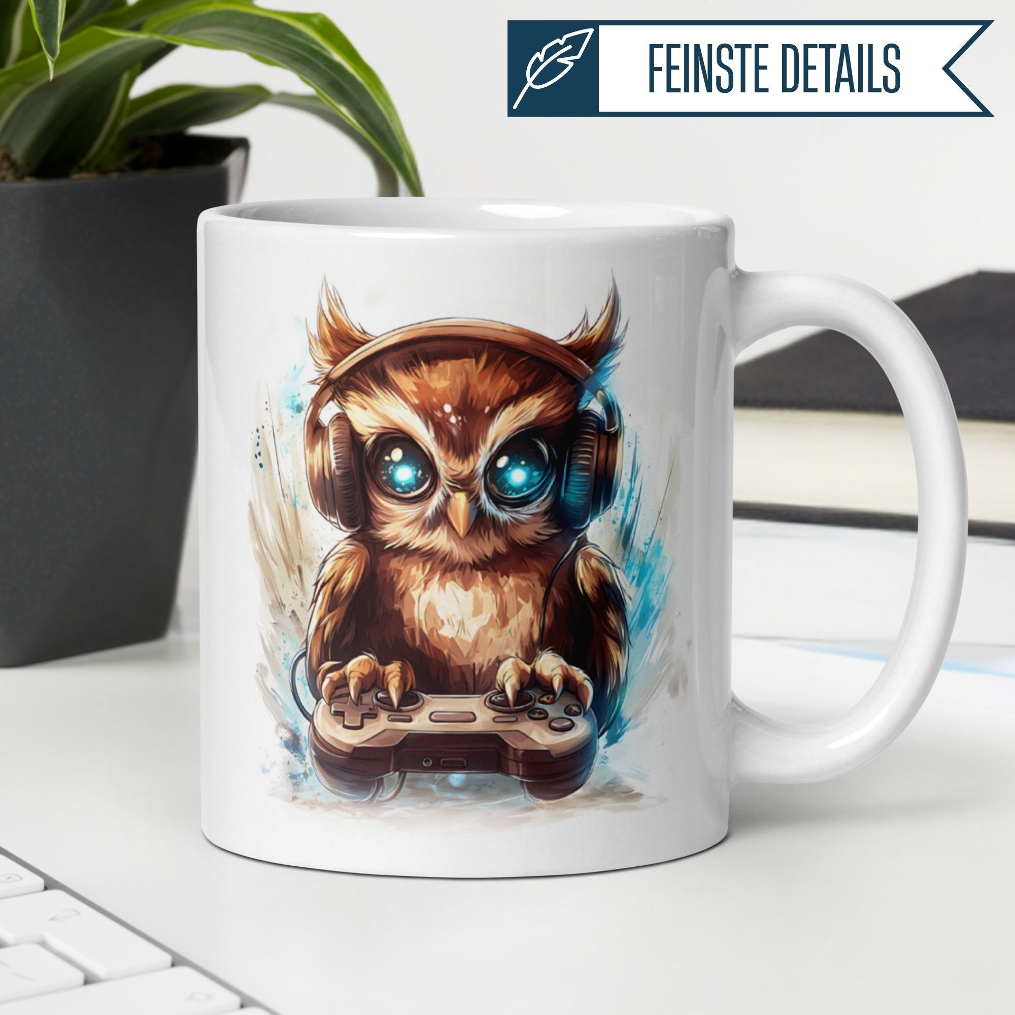 Momentals Tasse mit an einem Gamepad spielender Eule, ideal für Gamer und Nachtaktive.