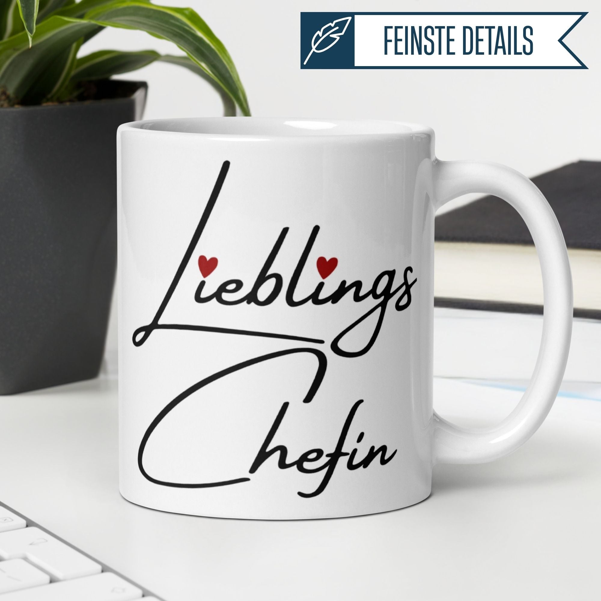 Momentals Tasse mit Aufschrift „Lieblingschefin“ und Herzchen, ideal als Abschiedsgeschenk für die Chefin.