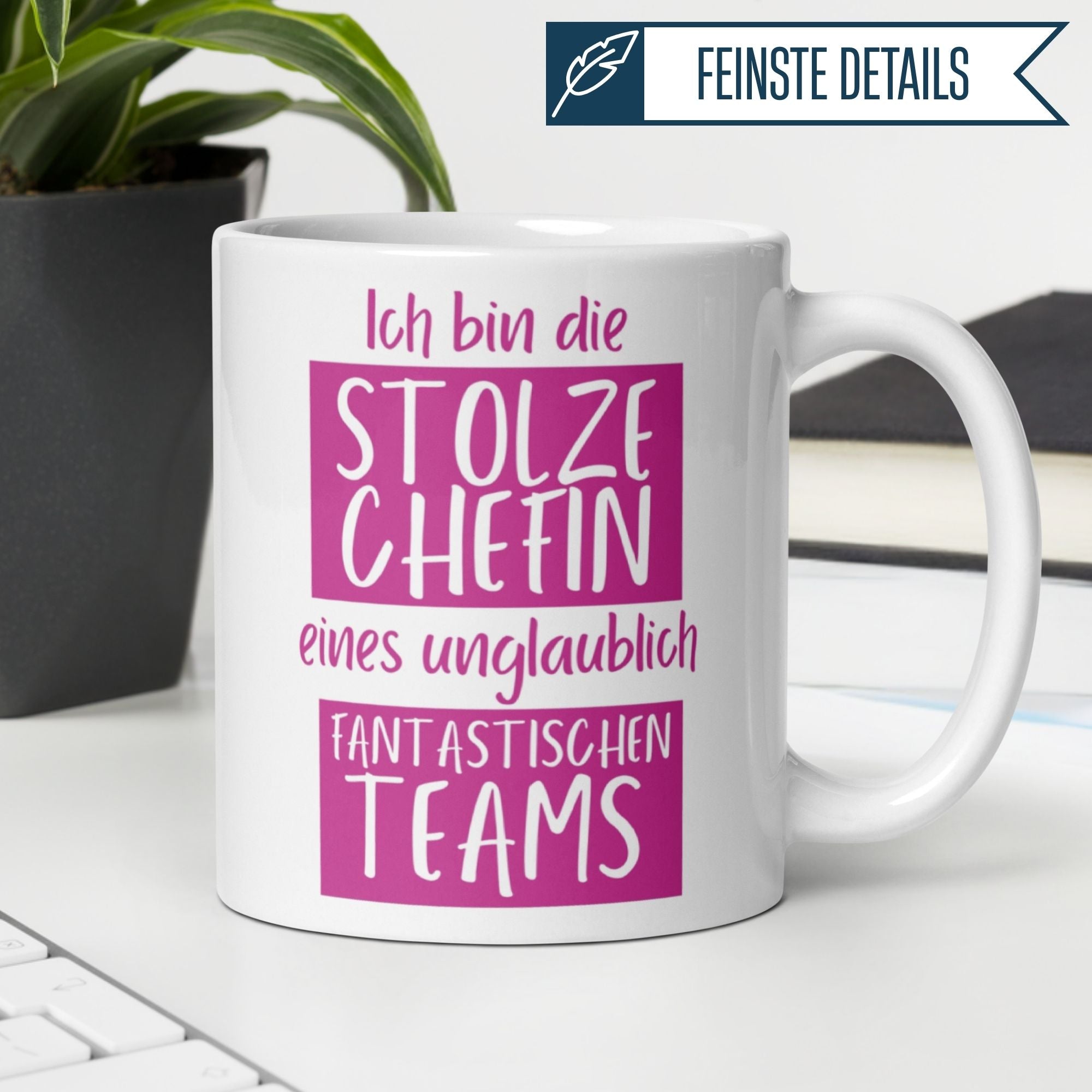 Momentals Tasse Chefin mit Spruch für stolze Teamleiterinnen in leuchtendem Pink.