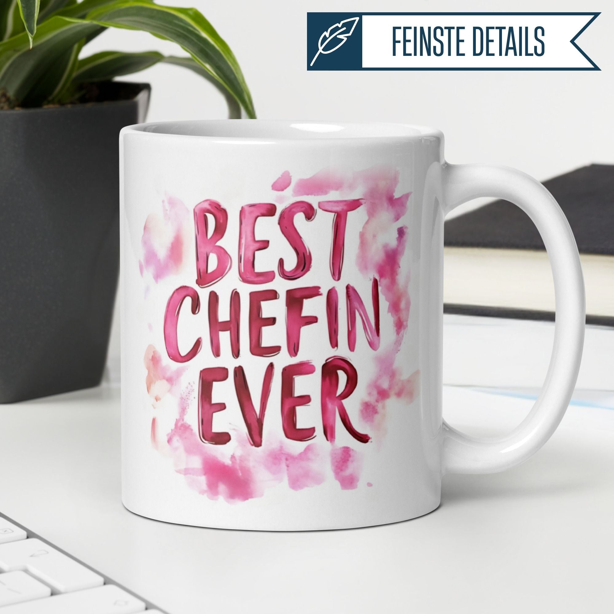 Momentals® Tasse mit dem Spruch 'Best Chefin Ever' in pinken Aquarellfarben, perfektes Geschenk für Chefin.