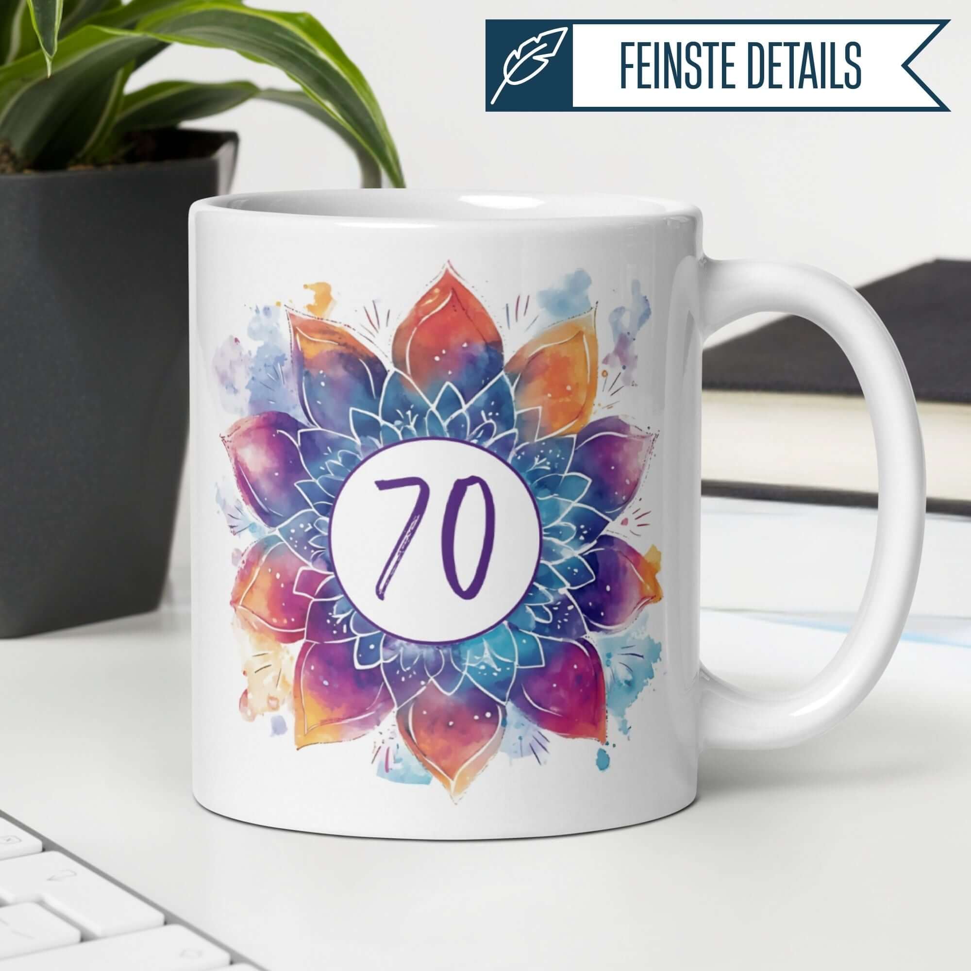 Farbenfrohe Geburtstagstasse mit Mandala-Motiv und Alterszahl 70 auf festlich gedecktem Tisch.