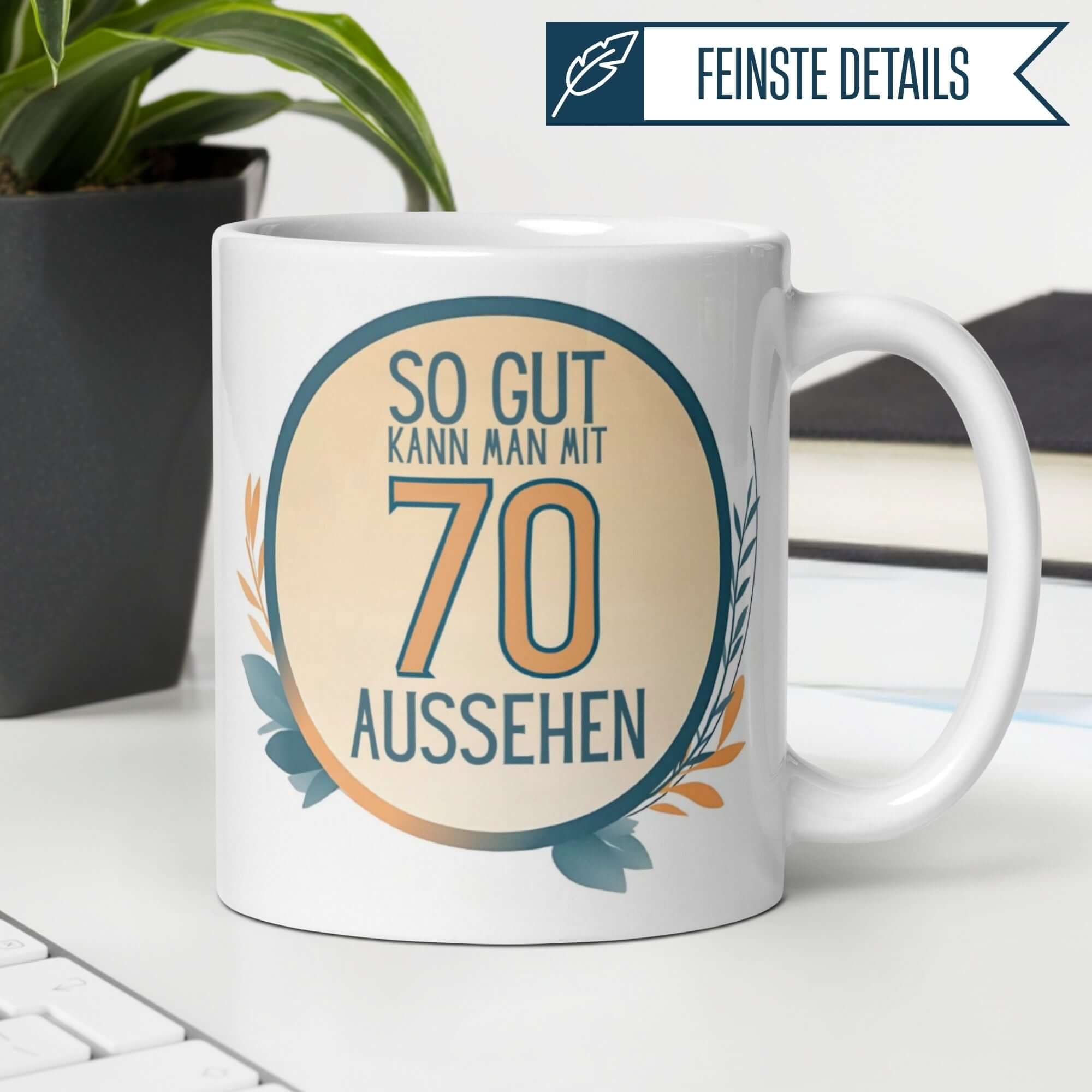 Humorvolle Tasse zum 70. Geburtstag mit dem Spruch "So gut kann man mit 70 aussehen" auf weißem Hintergrund.