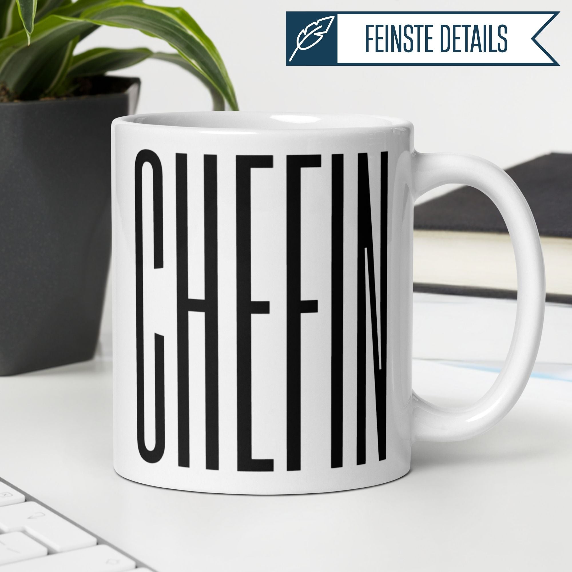 Momentals® Tasse mit dem Schriftzug "CHEFIN" in modernem Design für Chefin-Abschiedsgeschenke.