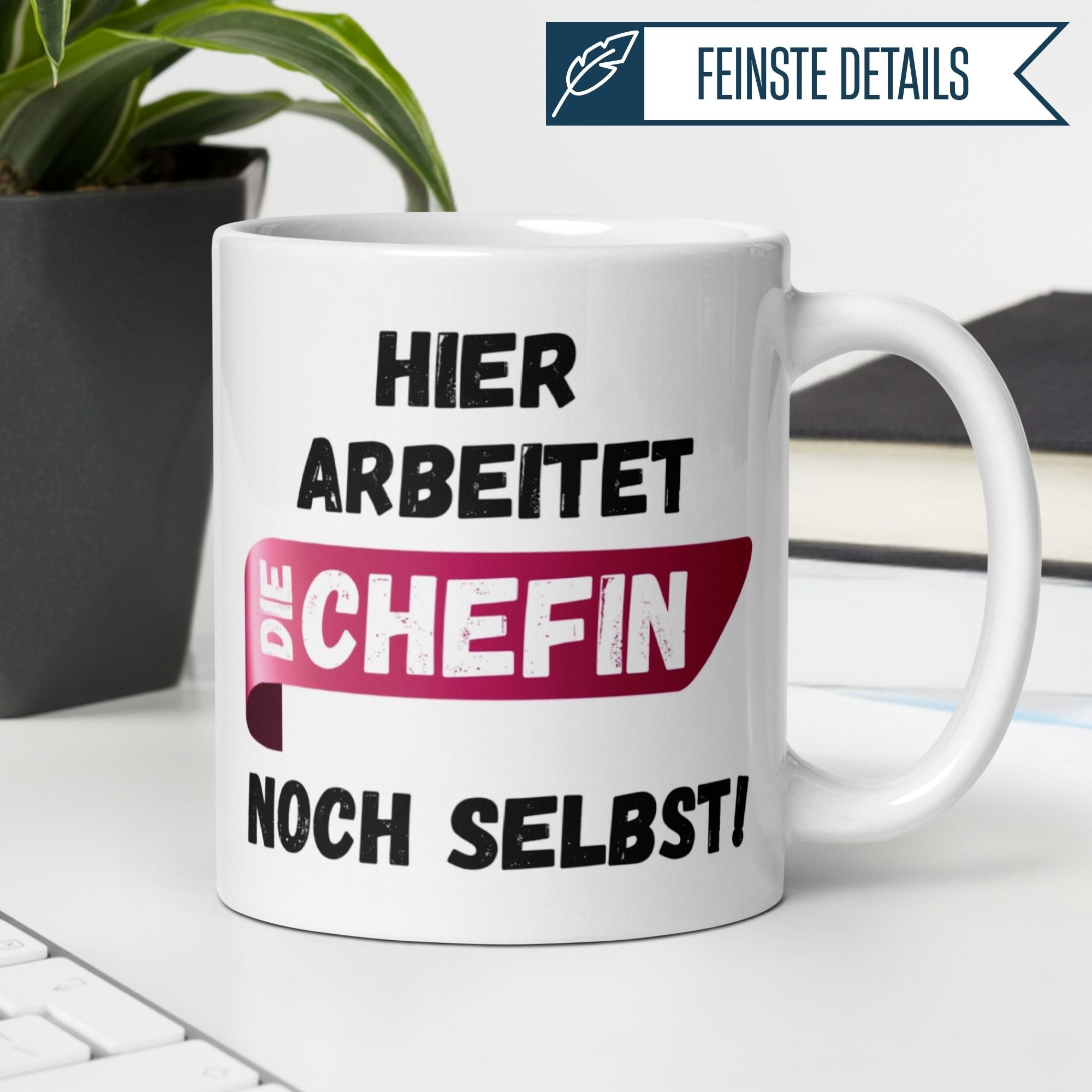Momentals® Tasse mit Spruch "Hier arbeitet die Chefin noch selbst!" in Pink-Schwarz für humorvolle Abschiede.