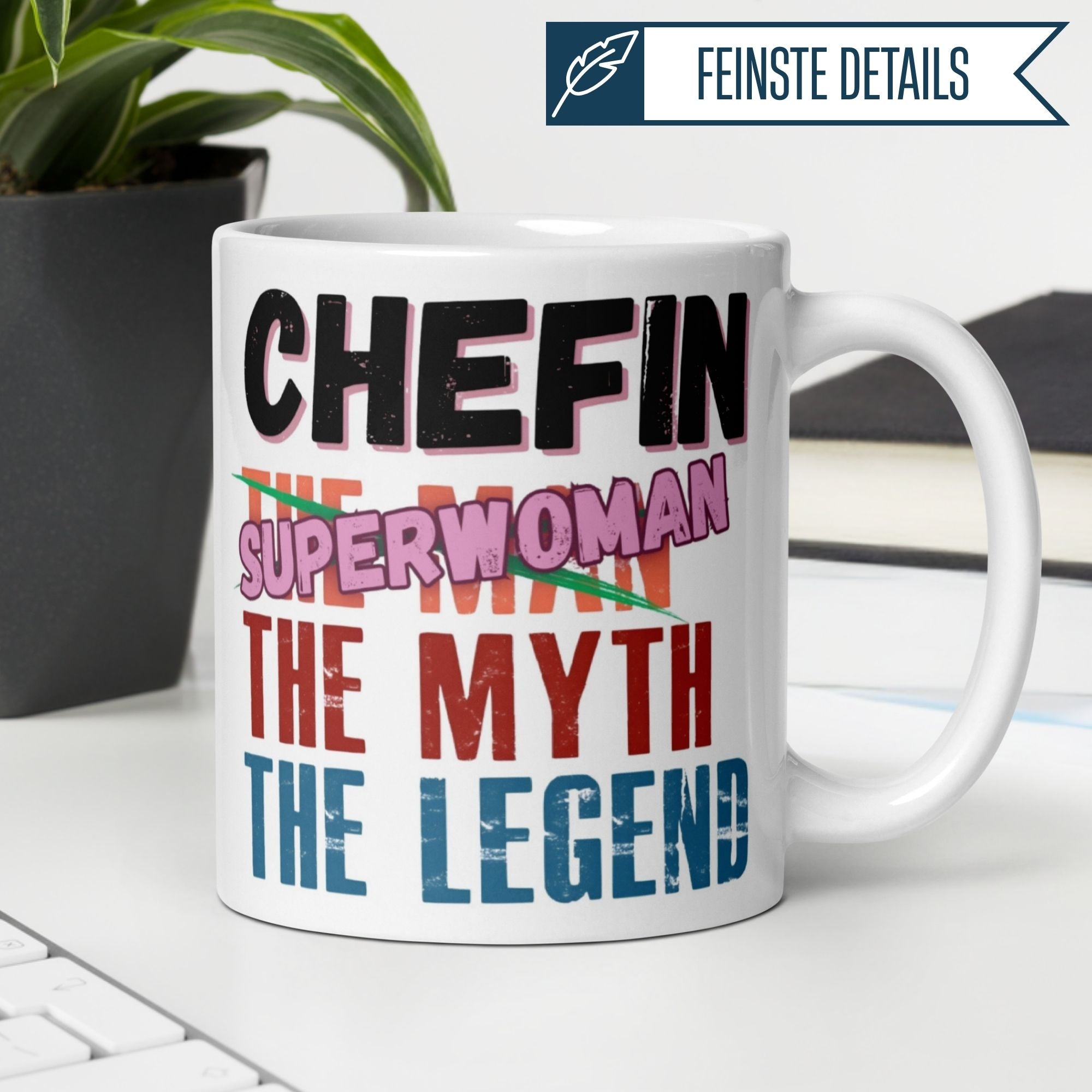 Momentals Tasse Chefin mit Aufschrift 'Superwoman - The Myth - The Legend' in bunter Typografie