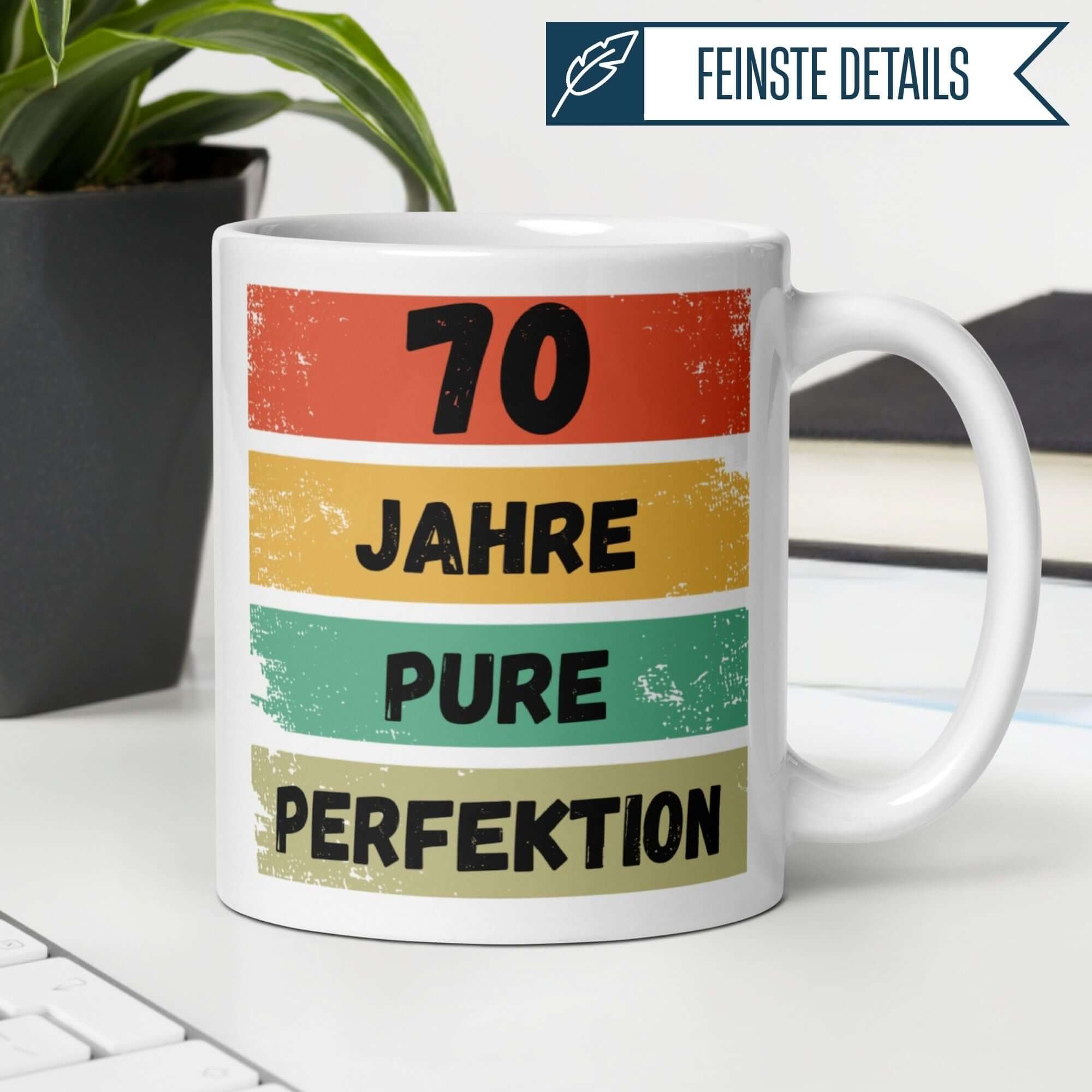 Vintage Tasse zum 70. Geburtstag mit Spruch: "70 Jahre pure Perfektion" in bunten Retro-Farben.