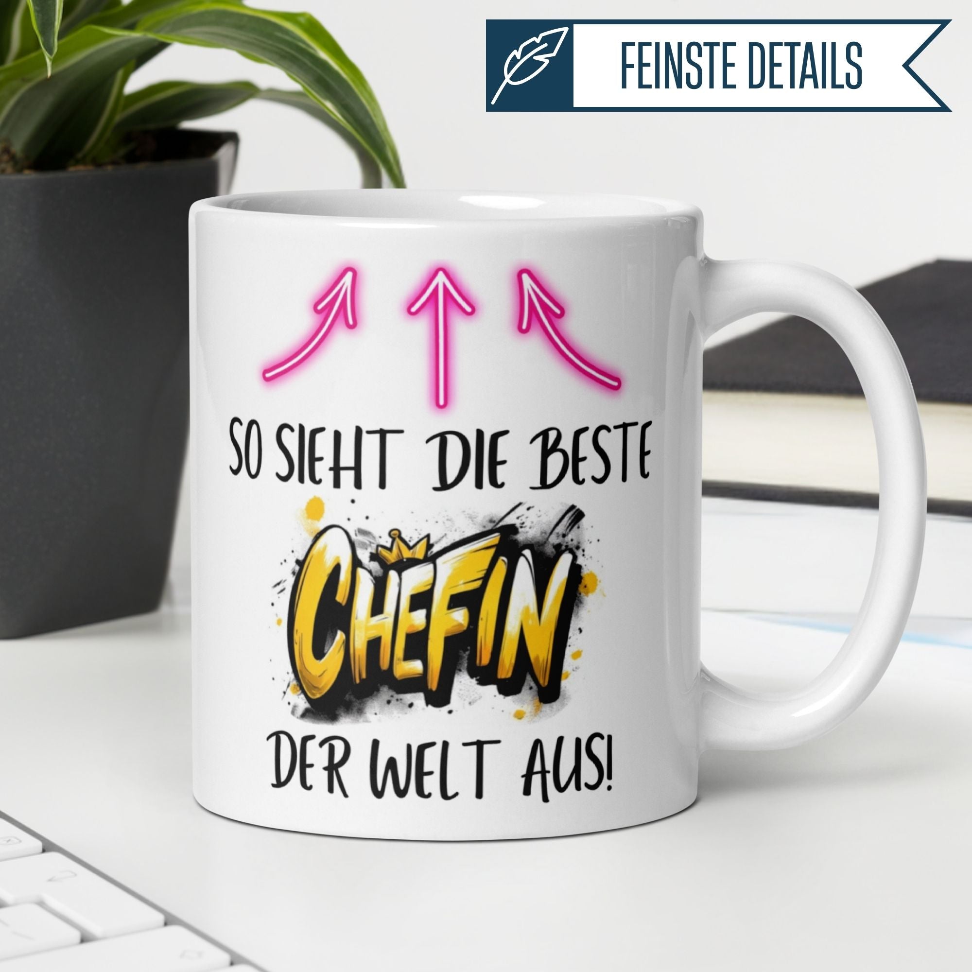 Momentals Tasse Chefin mit Spruch: "So sieht die beste Chefin der Welt aus!" in Graffiti-Stil.